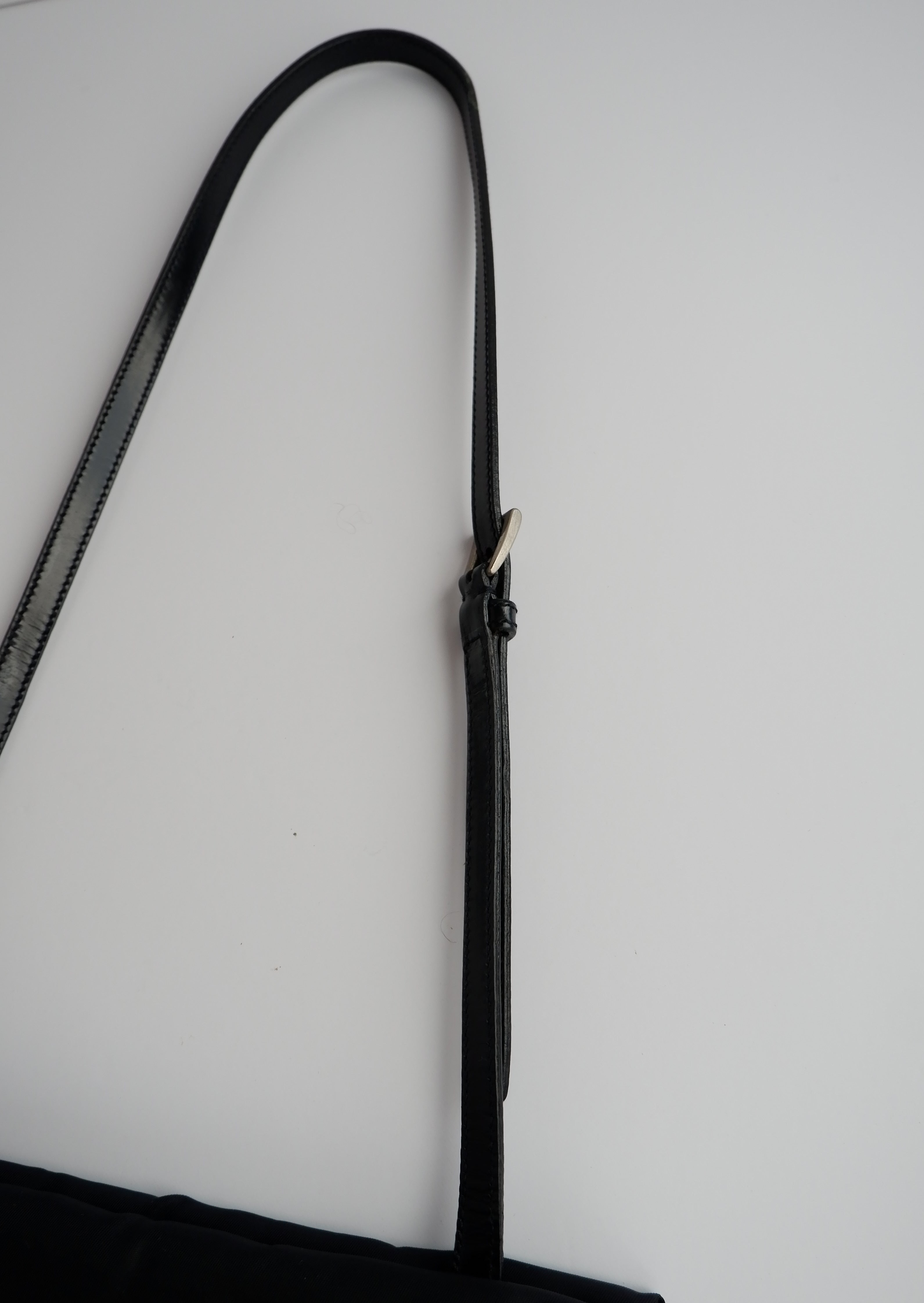 Sac à bandoulière Prada authentique d'occasion en nylon et cuir noir avec longue bandoulière