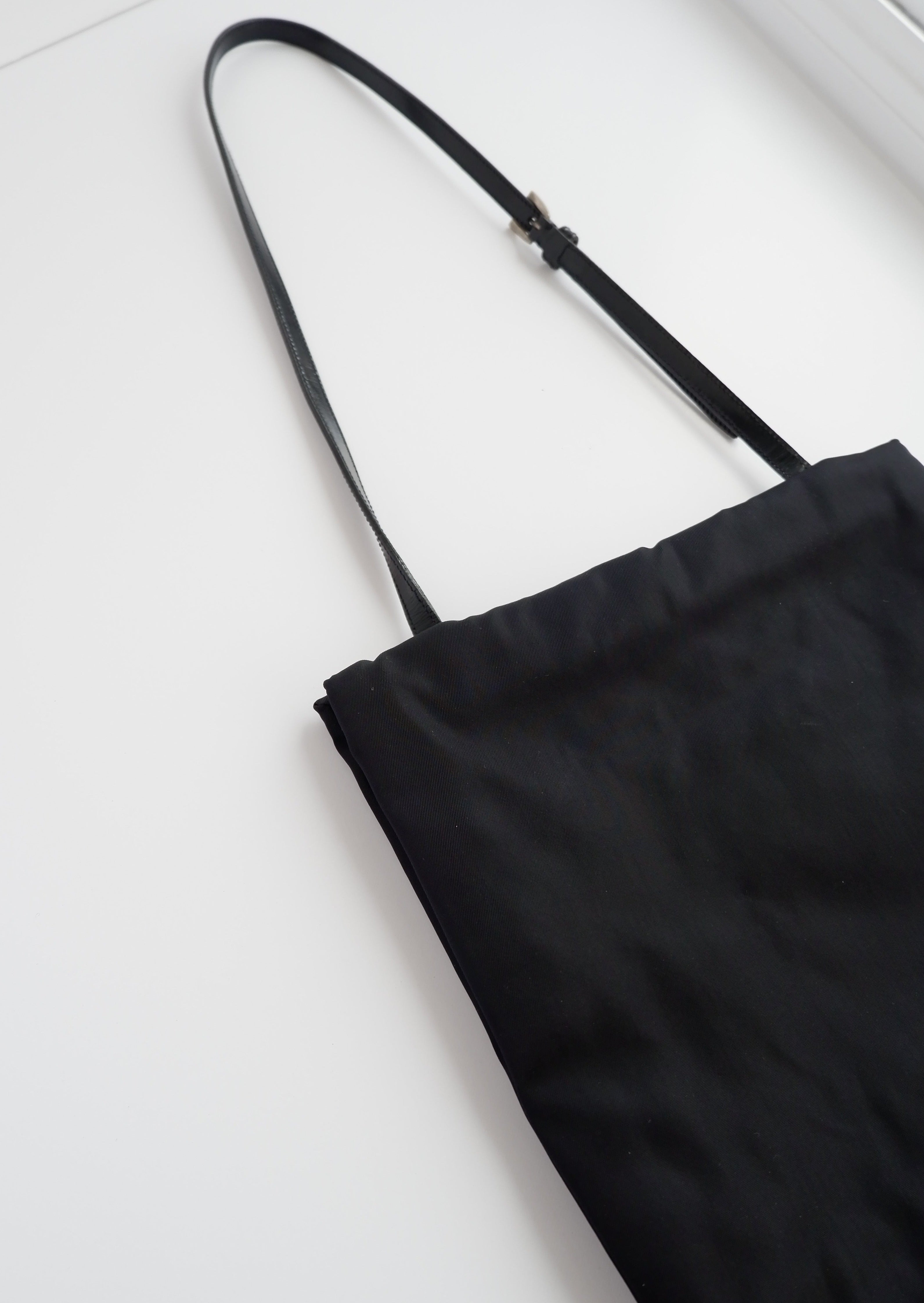 Sac à bandoulière Prada authentique d'occasion en nylon et cuir noir avec longue bandoulière