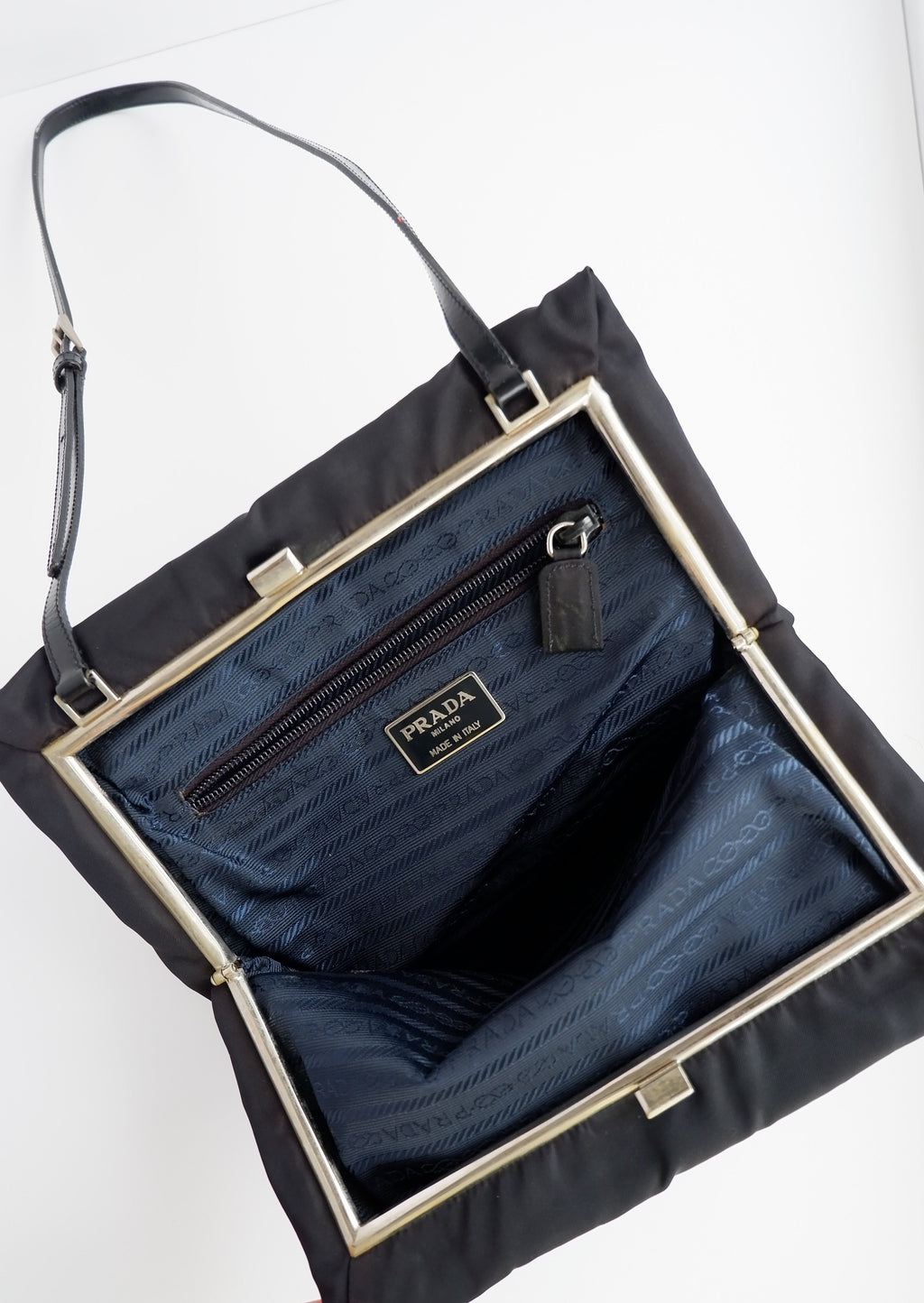 Sac à bandoulière Prada authentique d'occasion en nylon et cuir noir avec longue bandoulière