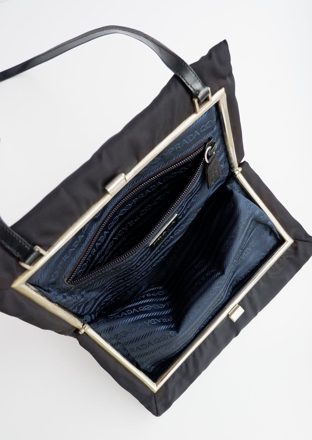 Sac à bandoulière Prada authentique d'occasion en nylon et cuir noir avec longue bandoulière