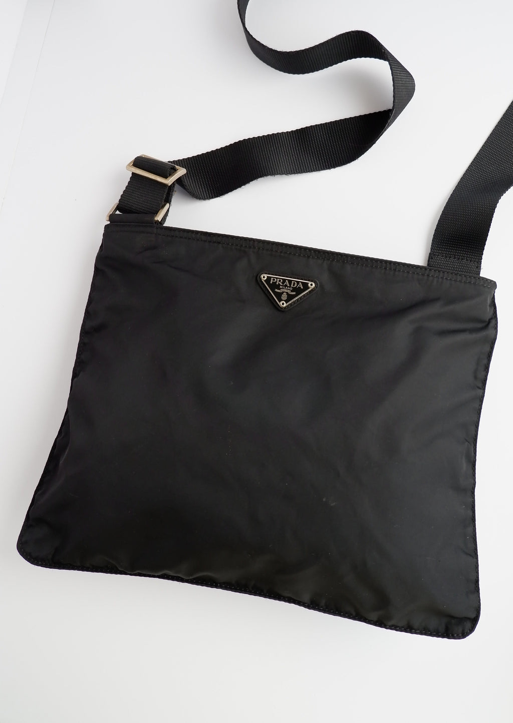 Authentique Sac bandoulière plat Prada en nylon noir d'occasion