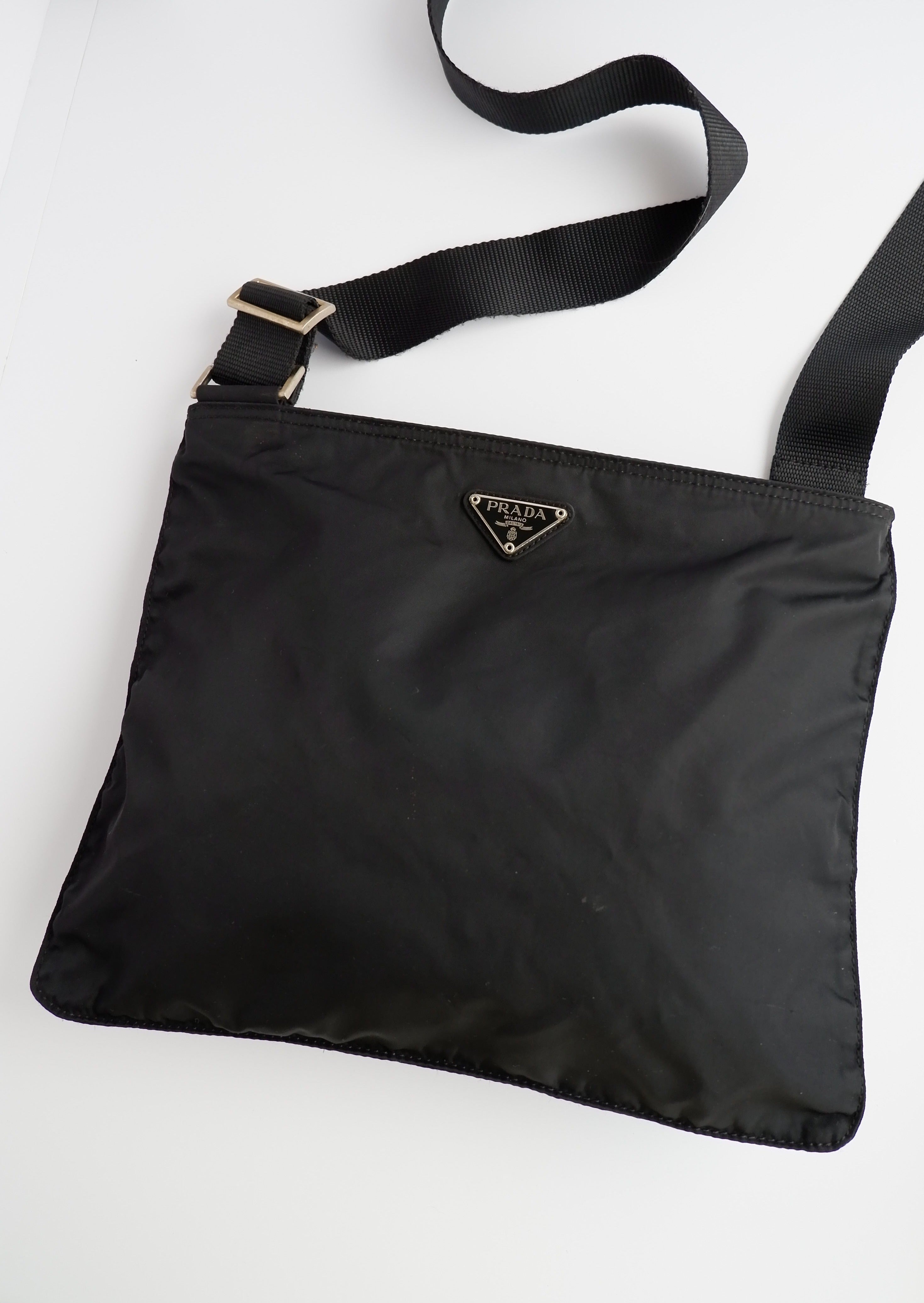 Authentique Sac bandoulière plat Prada en nylon noir d'occasion