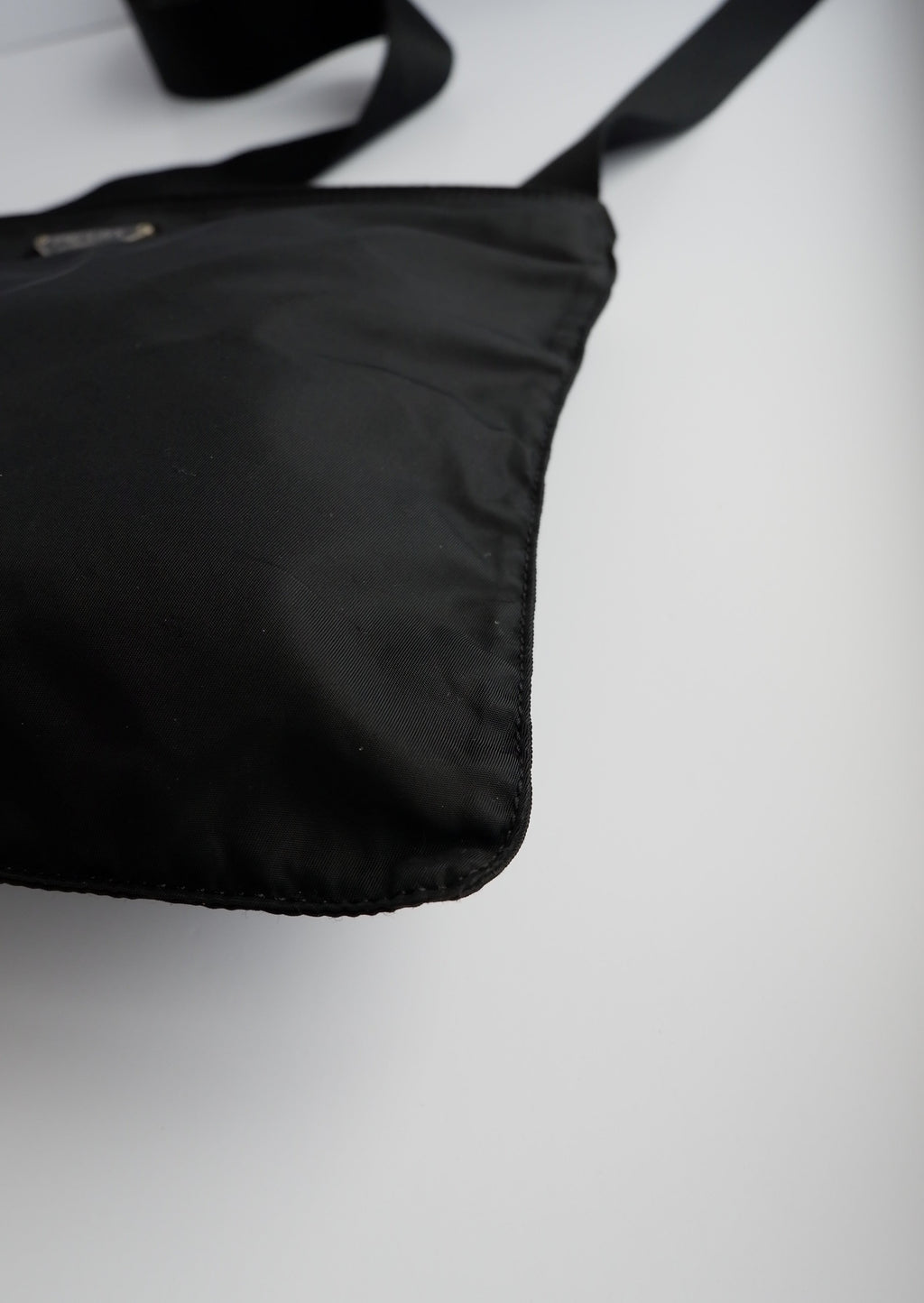 Authentique Sac bandoulière plat Prada en nylon noir d'occasion