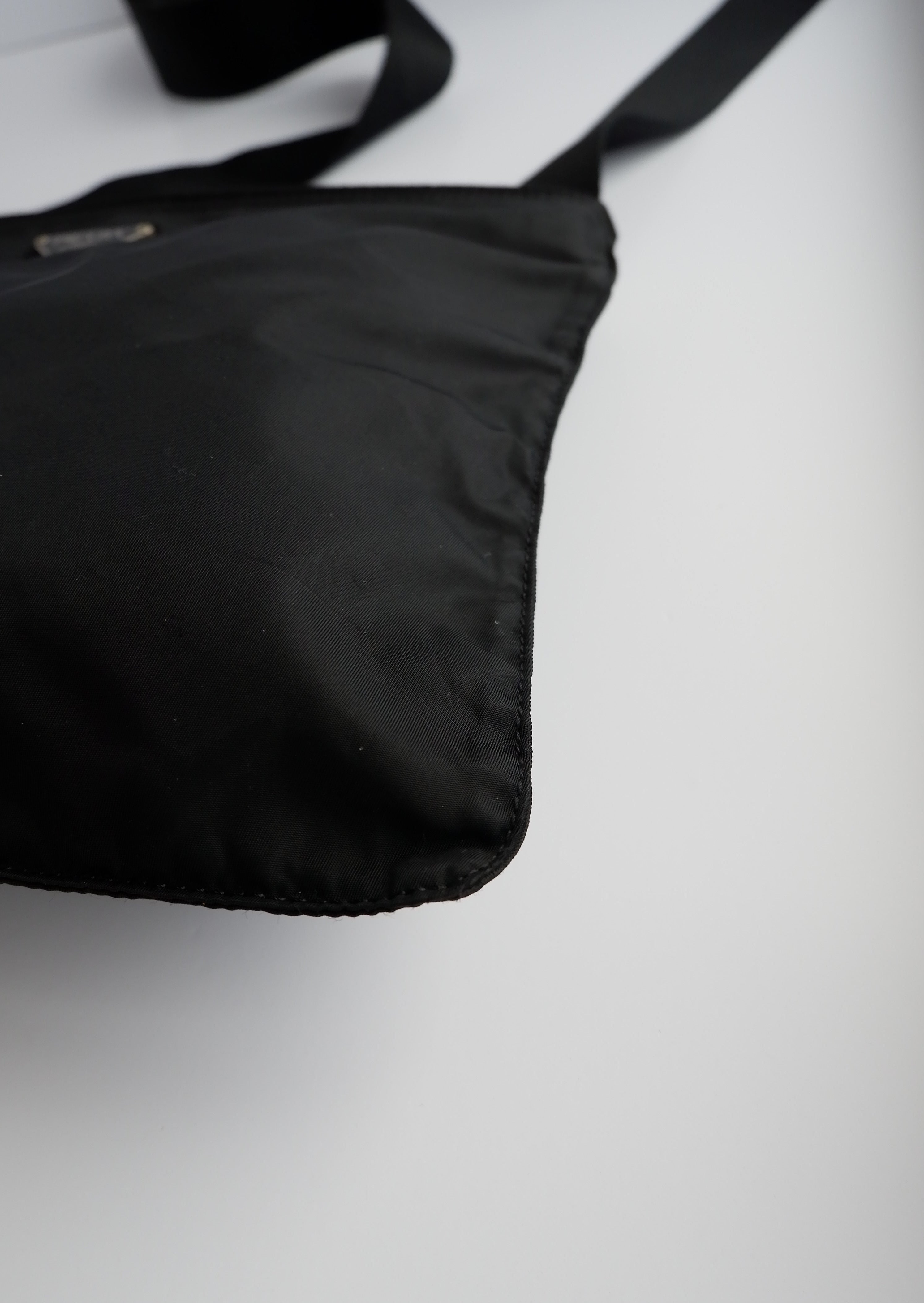 Authentique Sac bandoulière plat Prada en nylon noir d'occasion