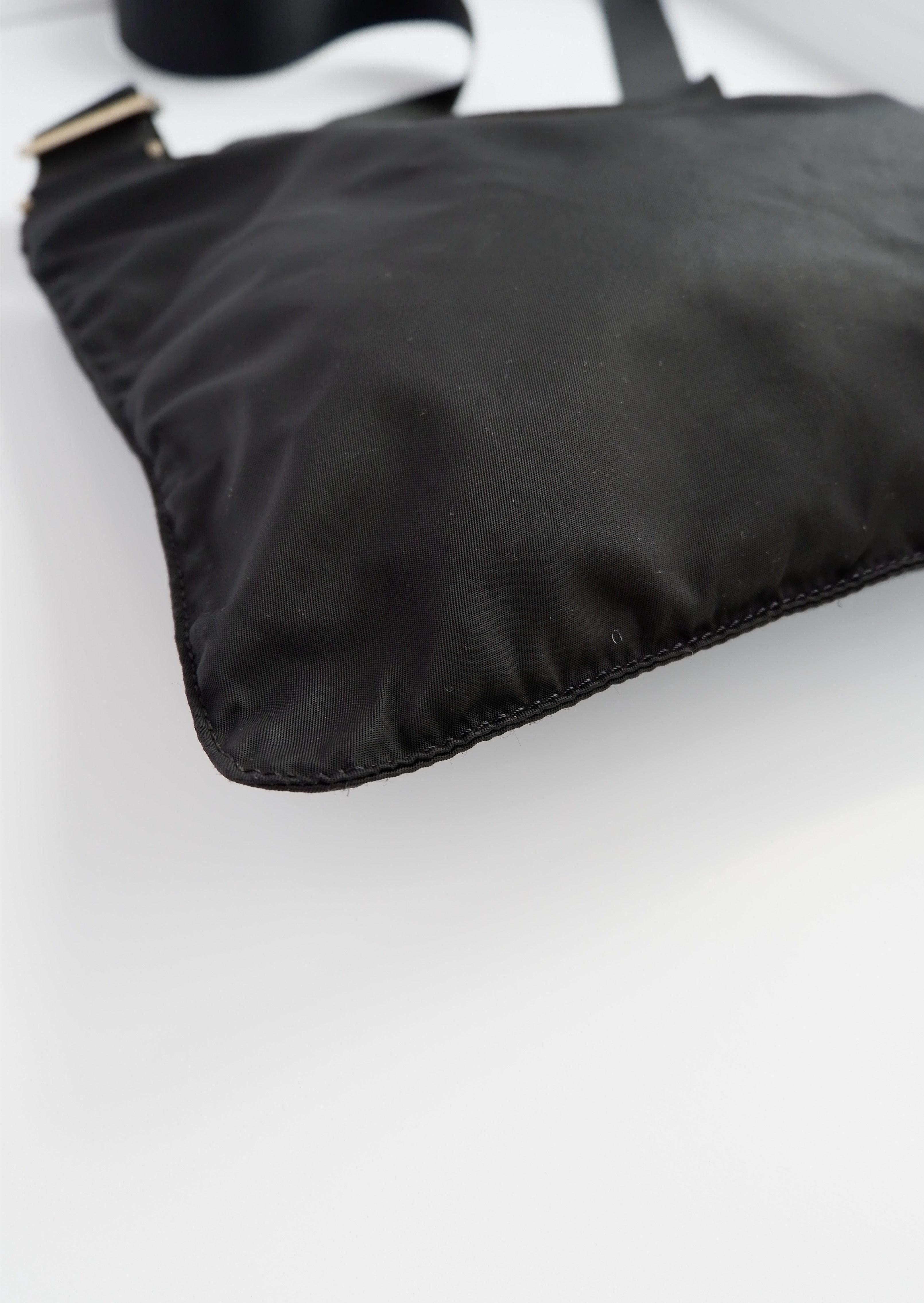 Authentique Sac bandoulière plat Prada en nylon noir d'occasion