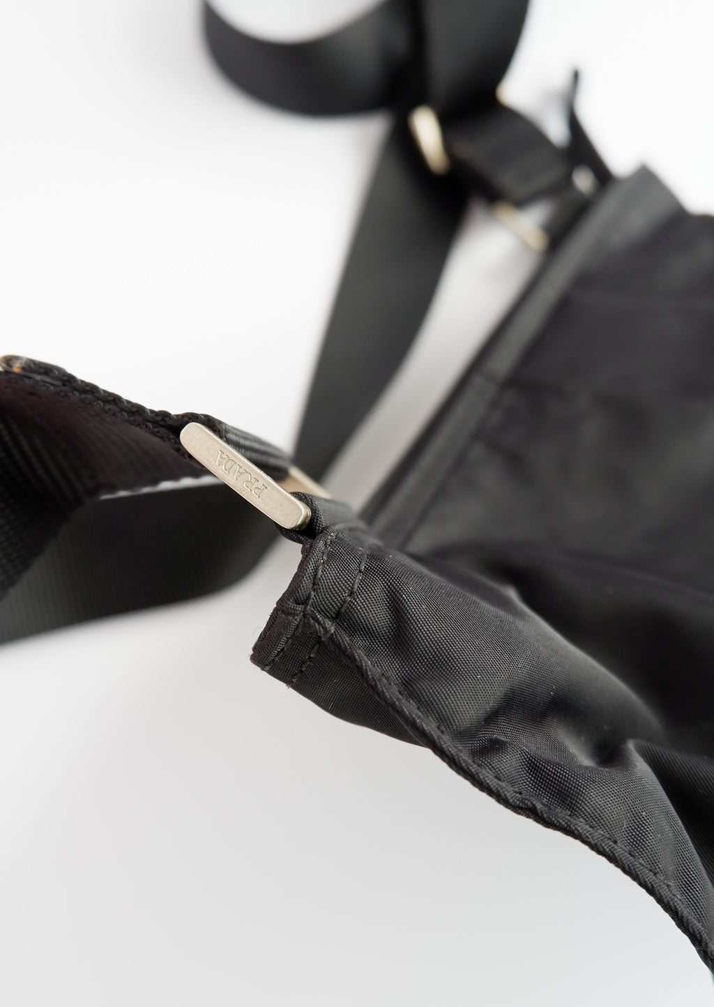 Authentique Sac bandoulière plat Prada en nylon noir d'occasion
