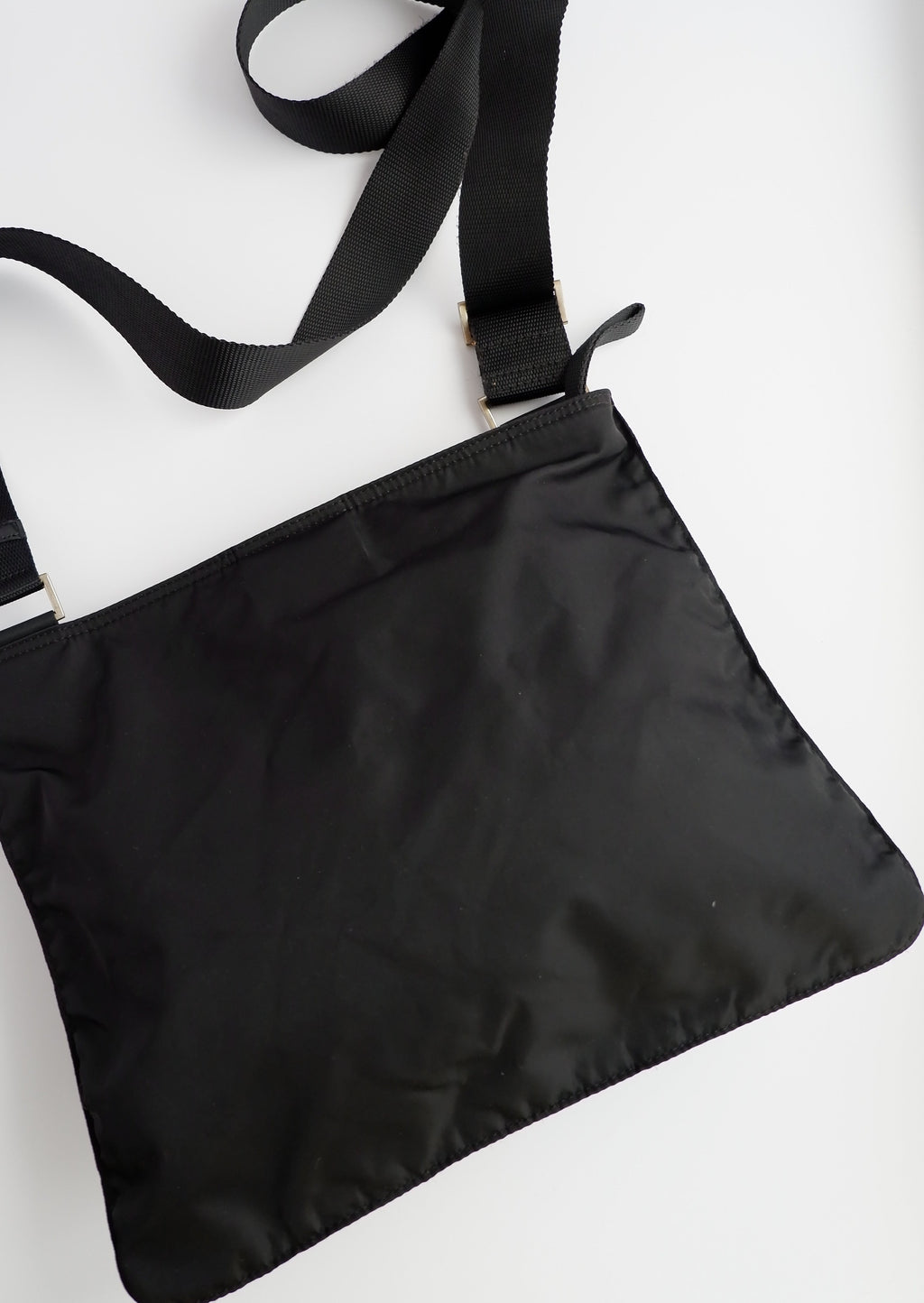 Authentique Sac bandoulière plat Prada en nylon noir d'occasion