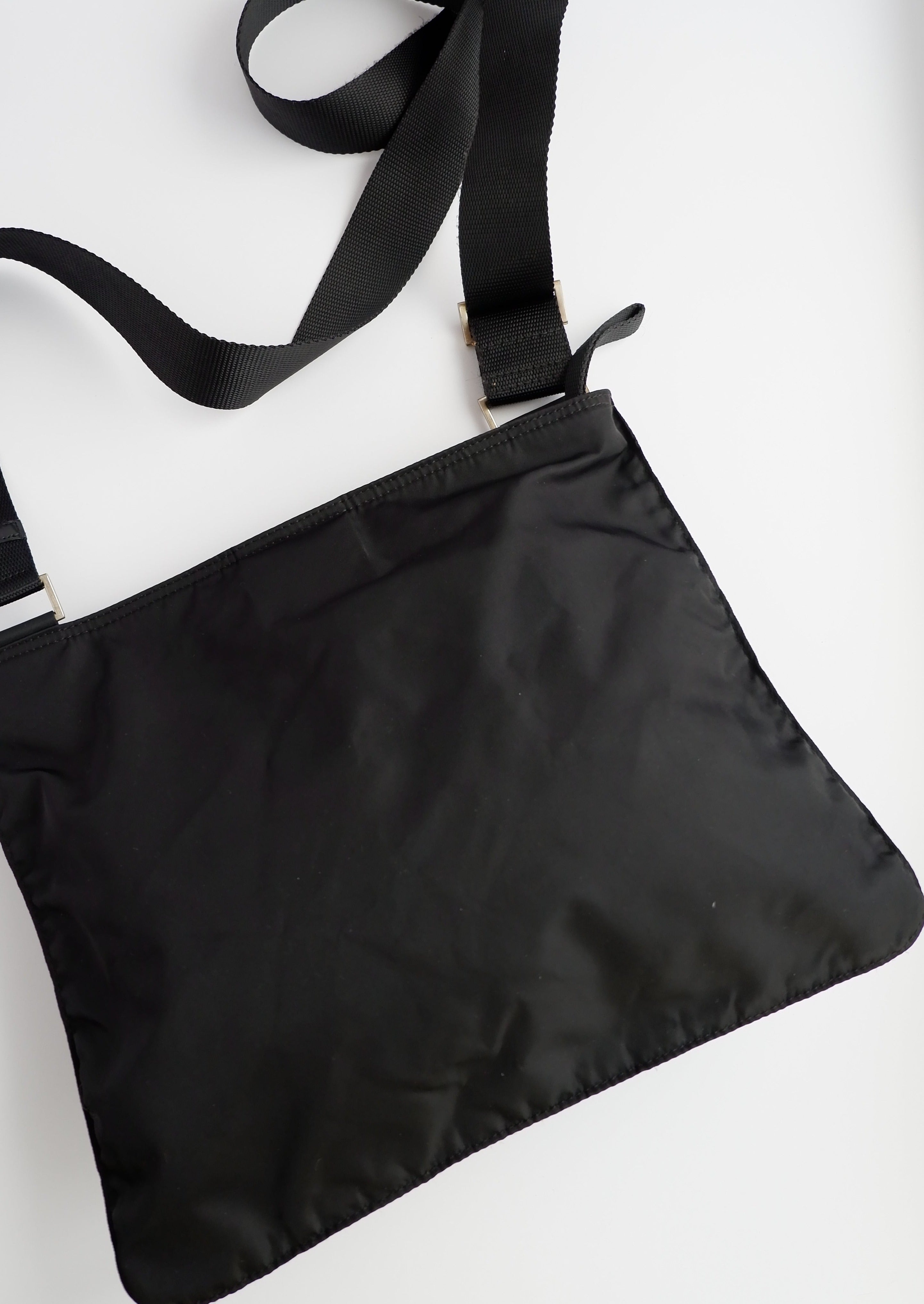 Authentique Sac bandoulière plat Prada en nylon noir d'occasion