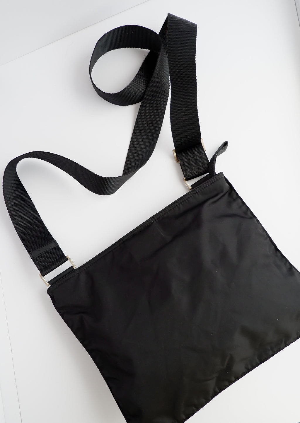 Authentique Sac bandoulière plat Prada en nylon noir d'occasion