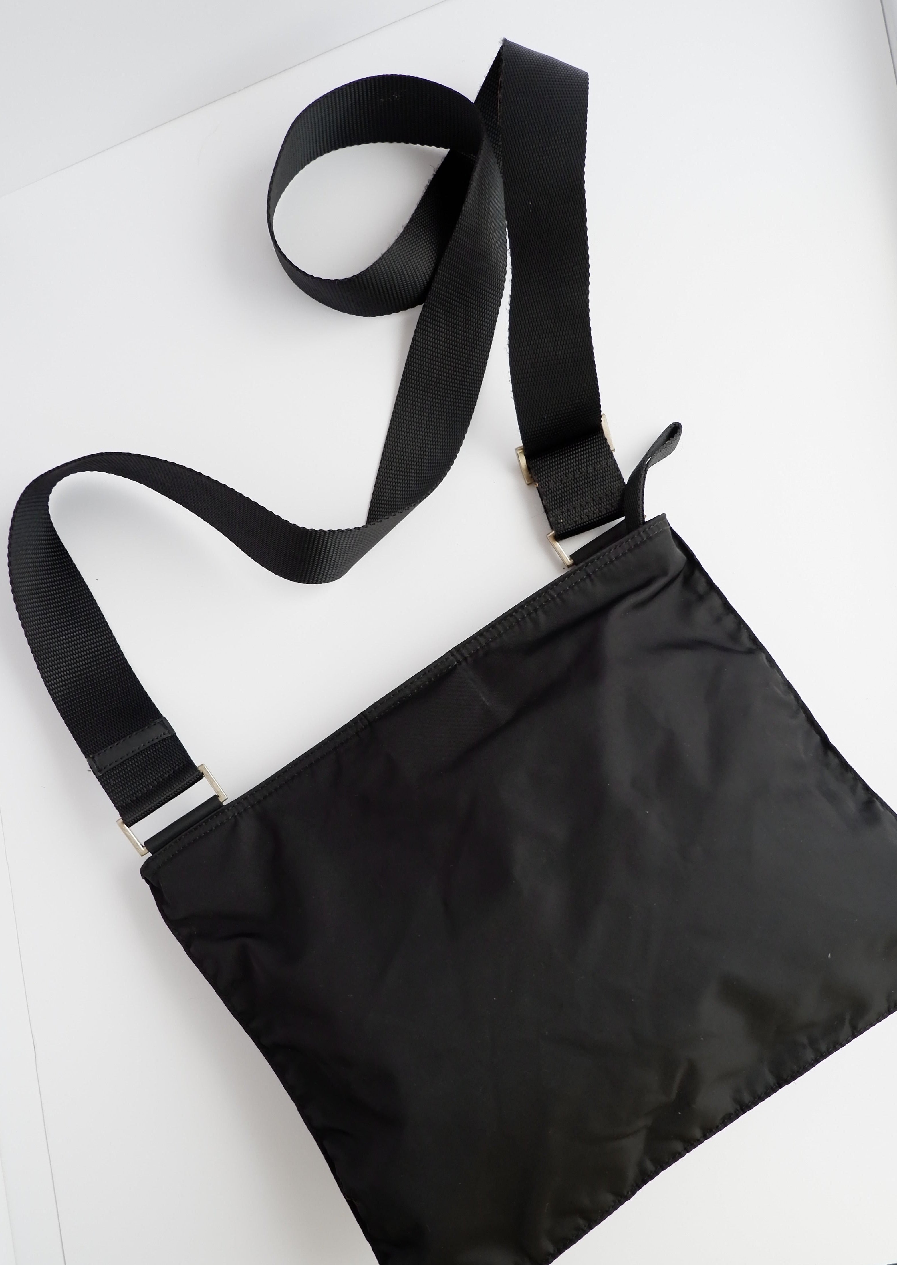 Authentique Sac bandoulière plat Prada en nylon noir d'occasion
