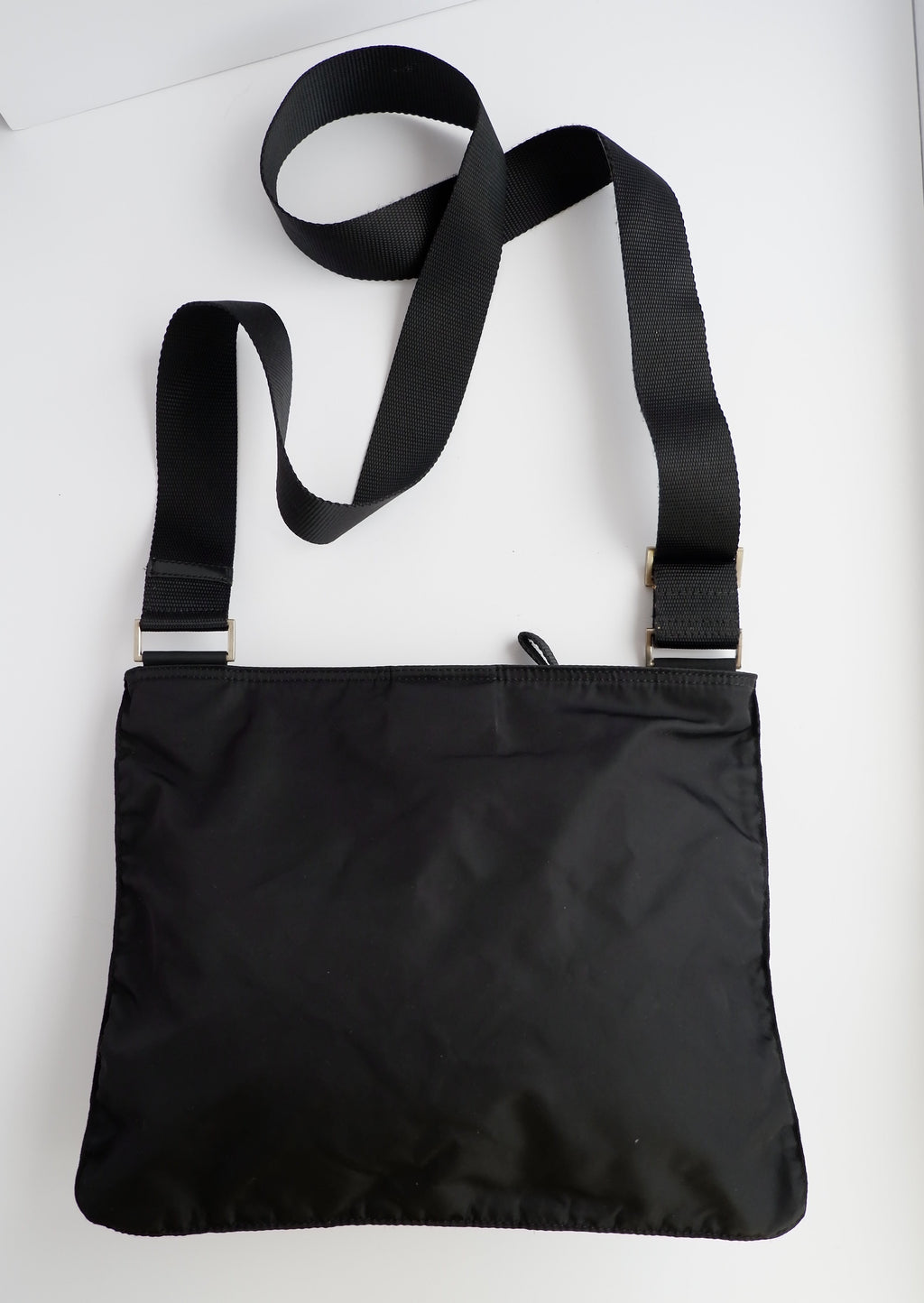 Authentique Sac bandoulière plat Prada en nylon noir d'occasion