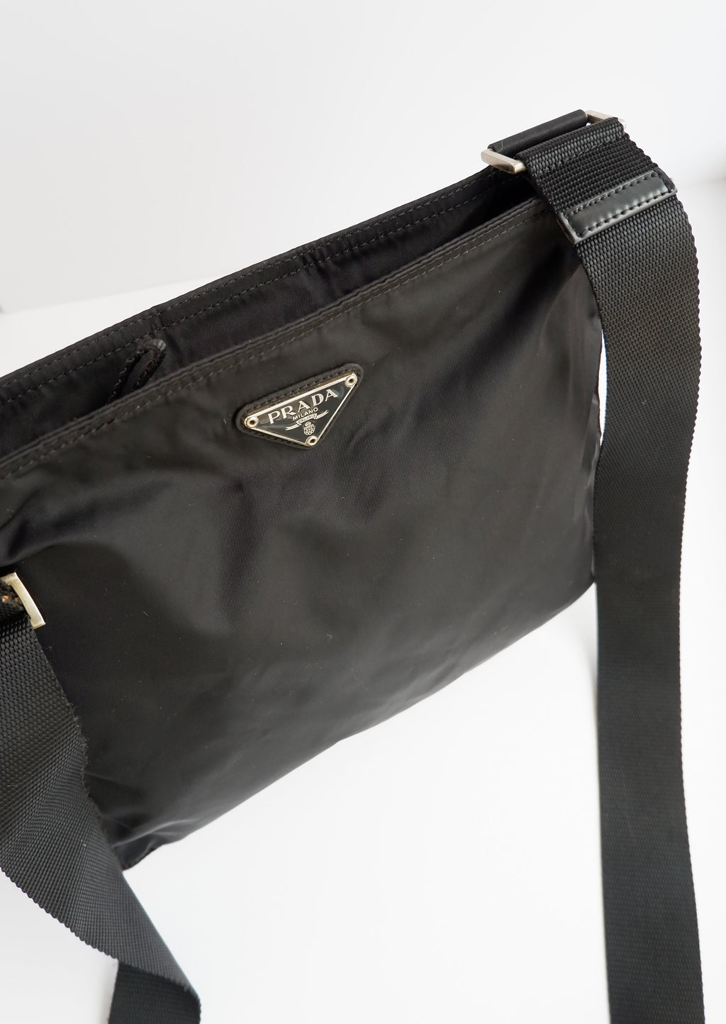 Authentique Sac bandoulière plat Prada en nylon noir d'occasion