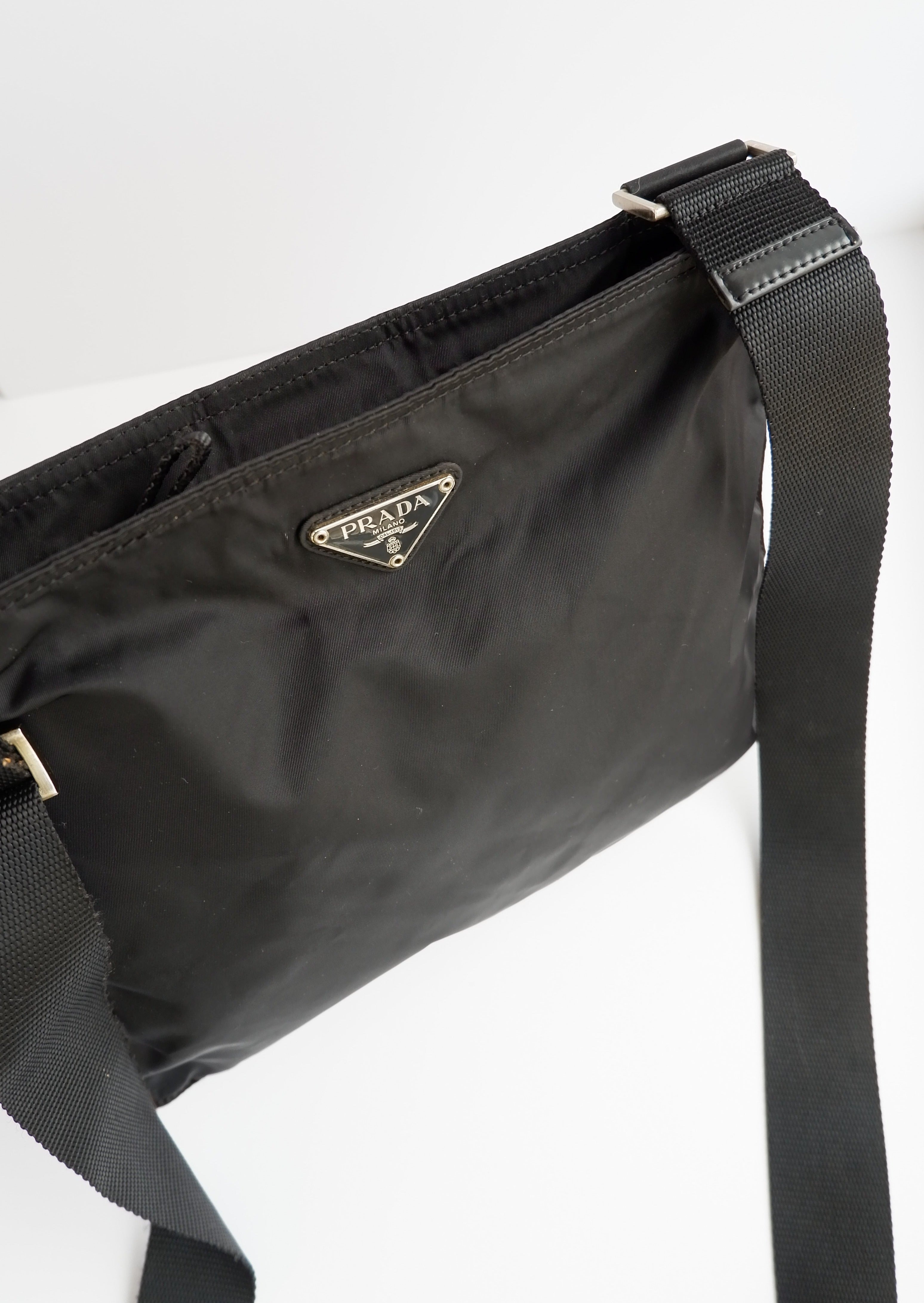 Authentique Sac bandoulière plat Prada en nylon noir d'occasion
