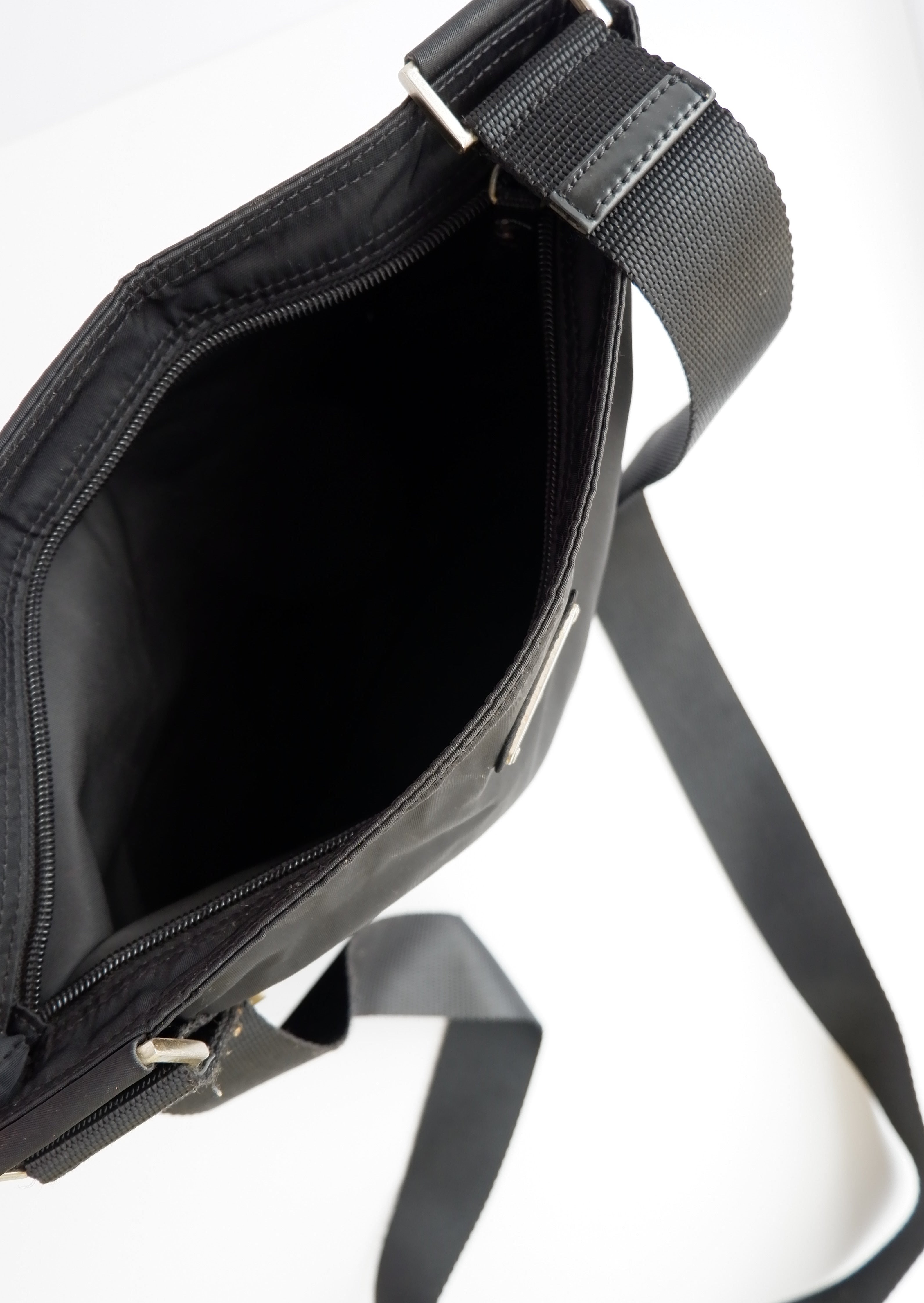 Authentique Sac bandoulière plat Prada en nylon noir d'occasion