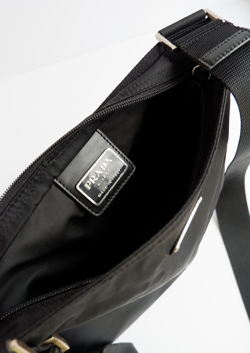 Authentique Sac bandoulière plat Prada en nylon noir d'occasion