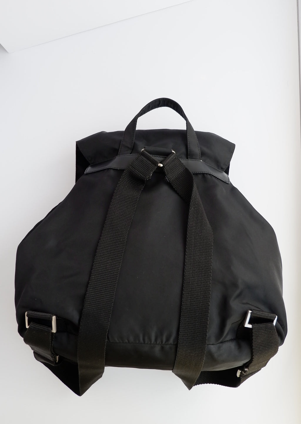 Sac à dos Prada en nylon noir d'occasion authentique