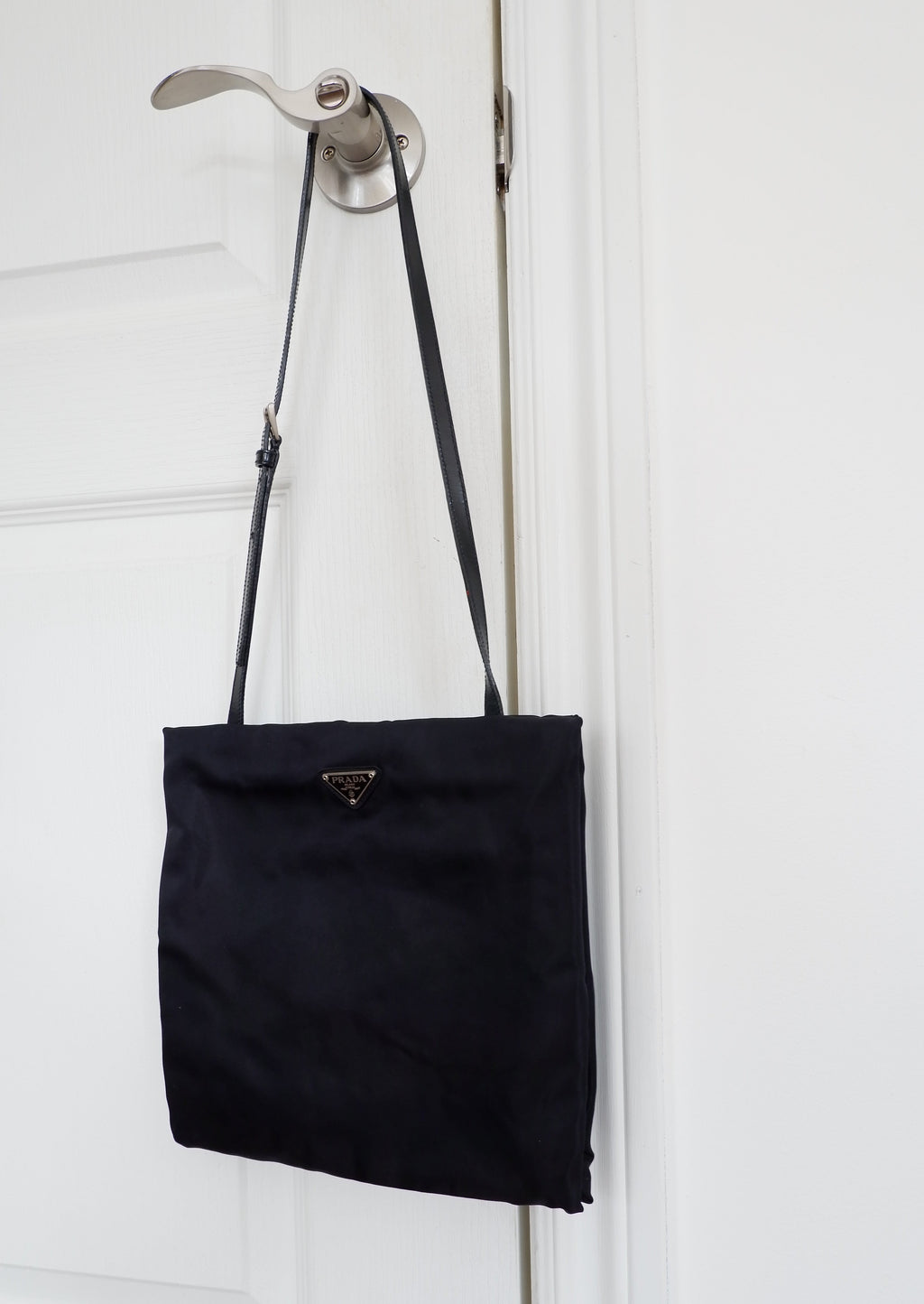 Sac à bandoulière Prada authentique d'occasion en nylon et cuir noir avec longue bandoulière