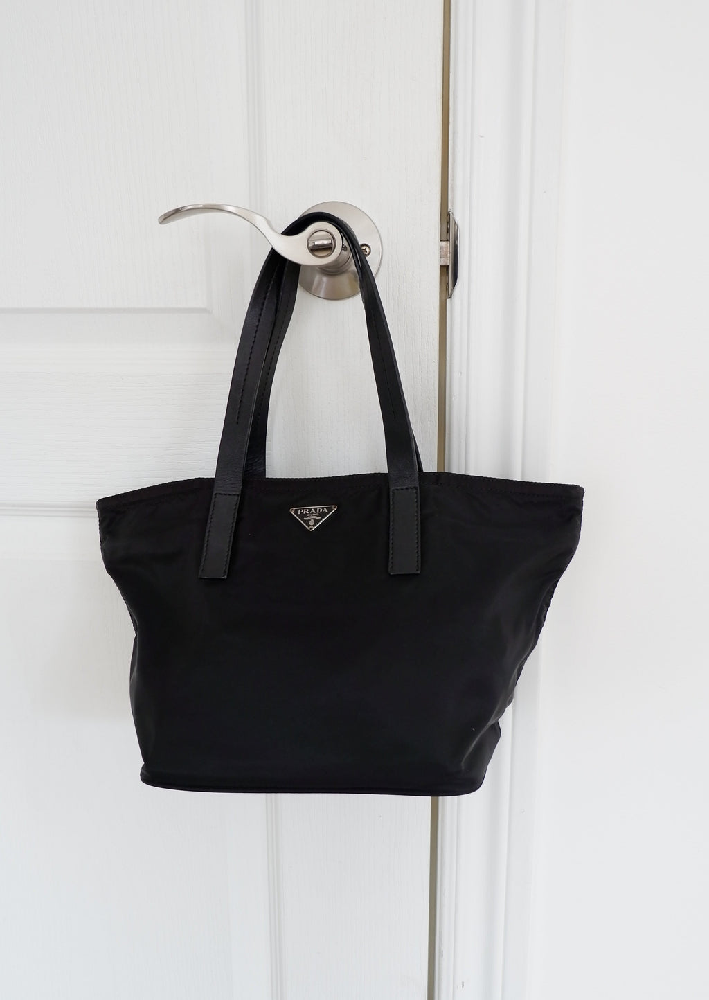 Authentique Sac Micro fourre-tout/bandoulière Prada en nylon noir d'occasion
