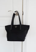 Authentique Sac Micro fourre-tout/bandoulière Prada en nylon noir d'occasion