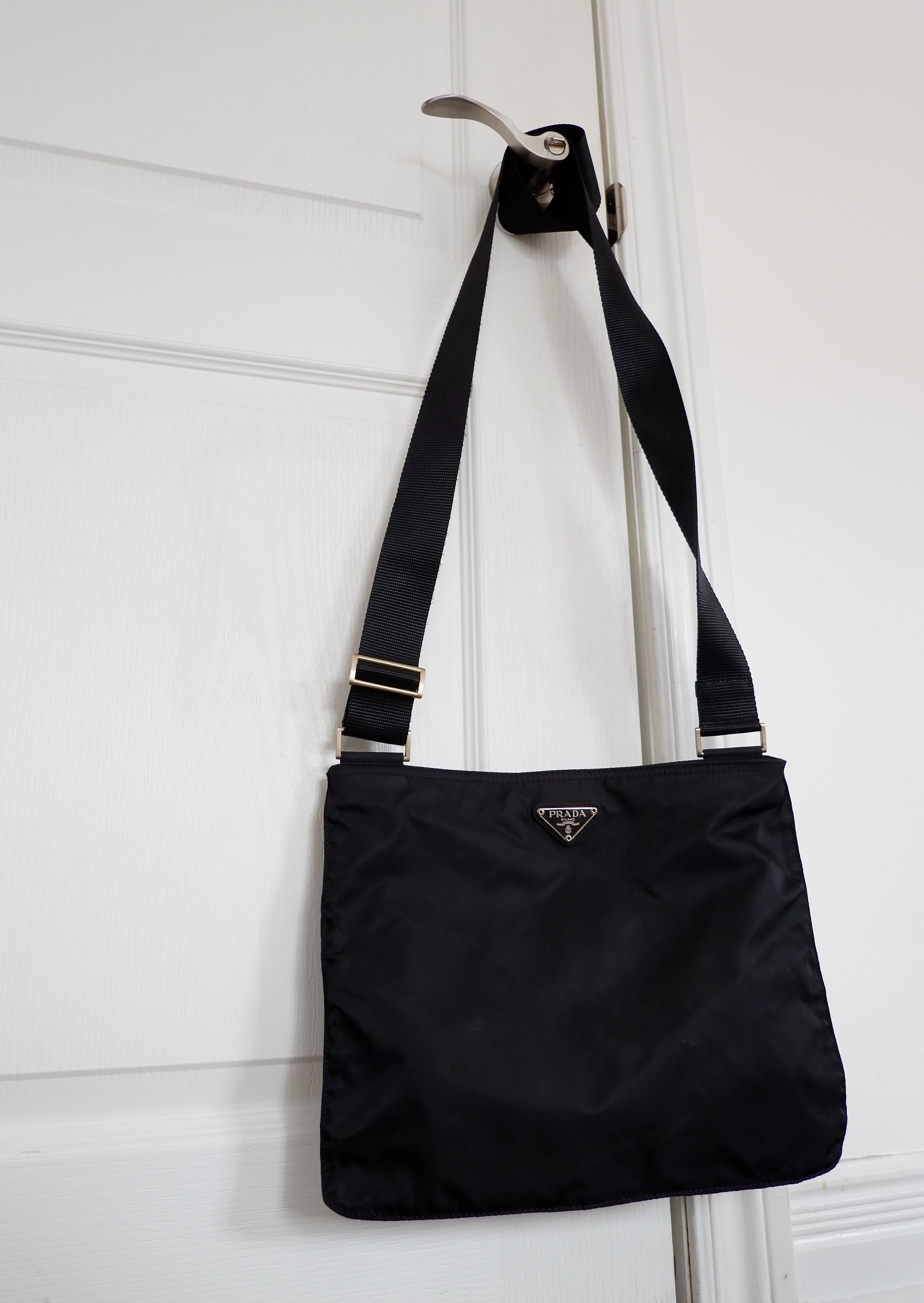 Authentique Sac bandoulière plat Prada en nylon noir d'occasion