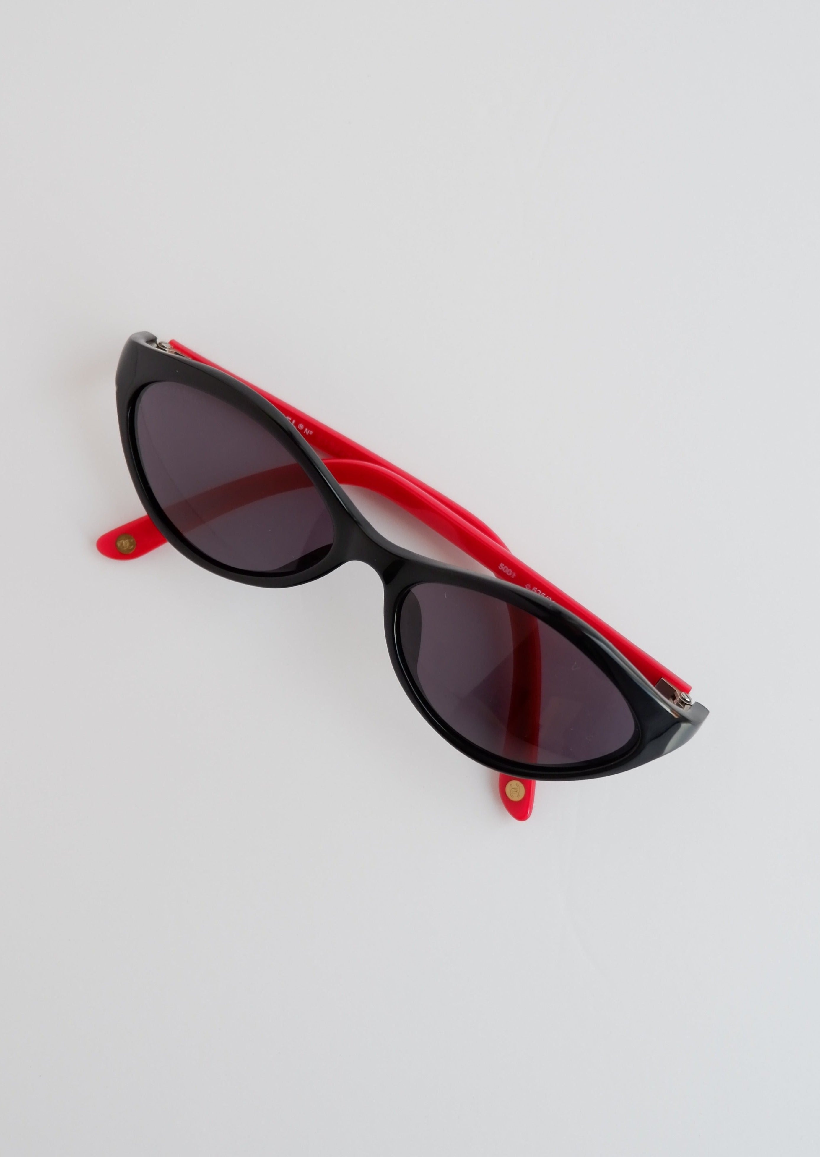 Authentiques lunettes de soleil vintage Chanel Mini œil de chat noires/rouges d'occasion