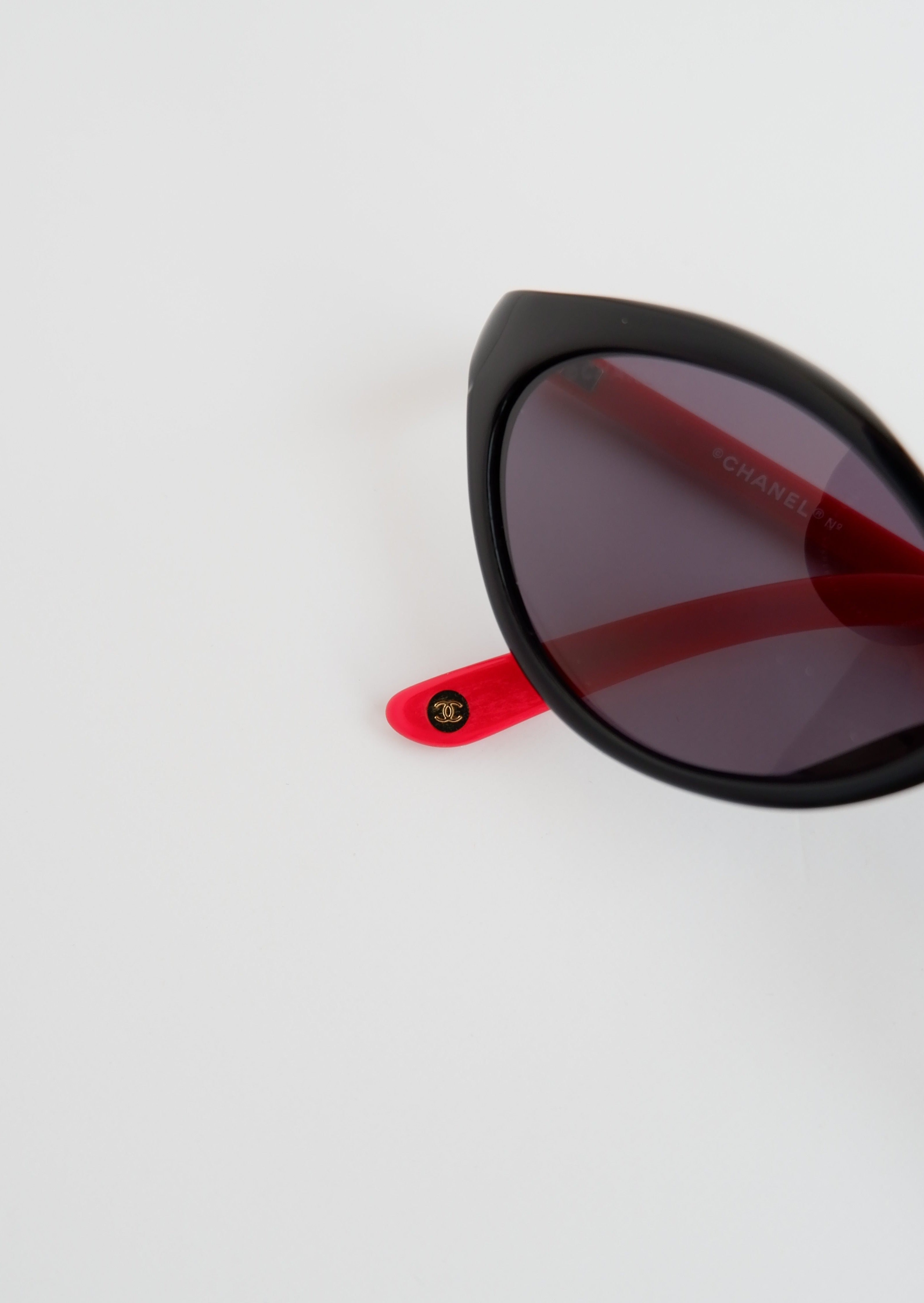 Authentiques lunettes de soleil vintage Chanel Mini œil de chat noires/rouges d'occasion
