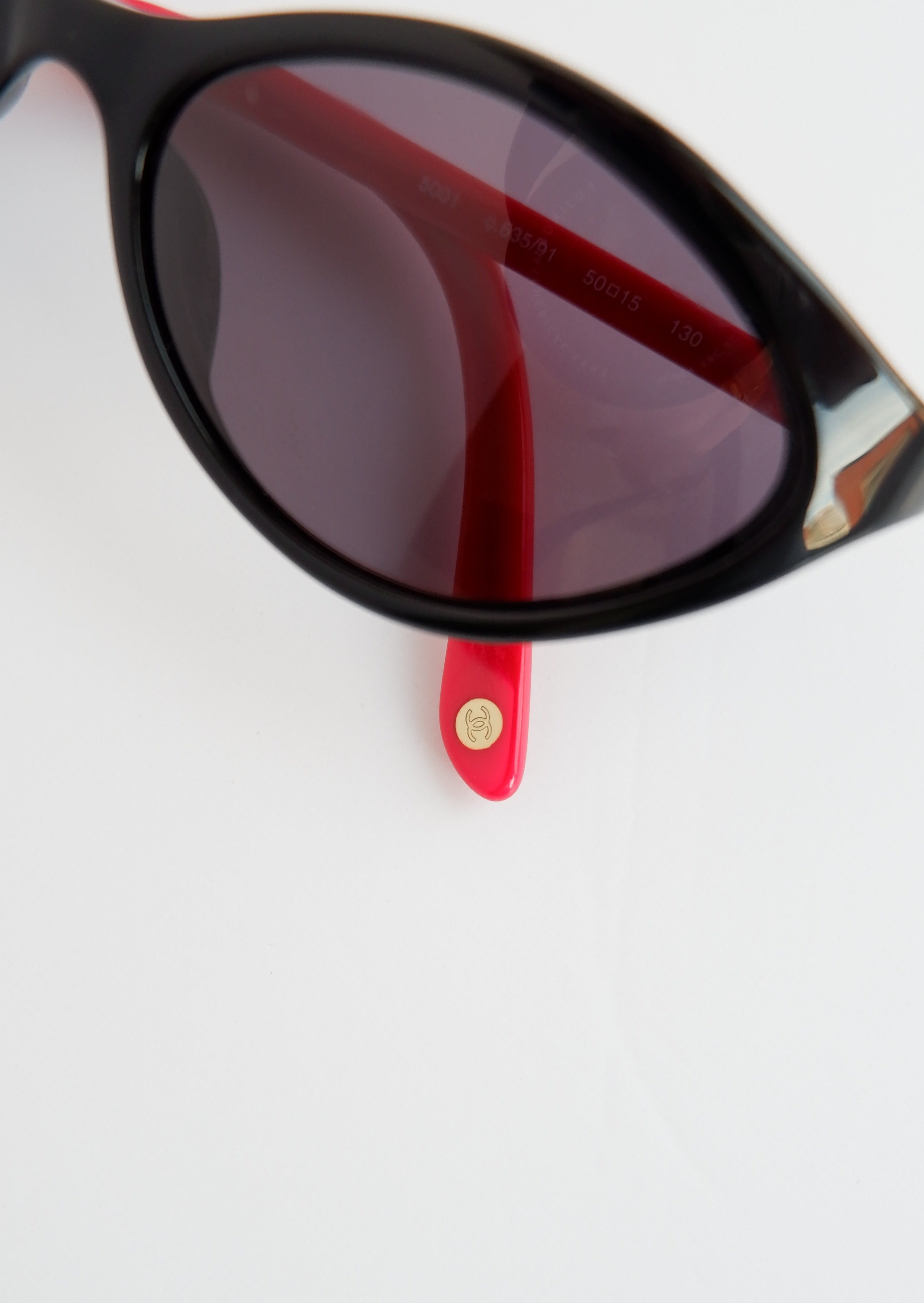 Authentiques lunettes de soleil vintage Chanel Mini œil de chat noires/rouges d'occasion