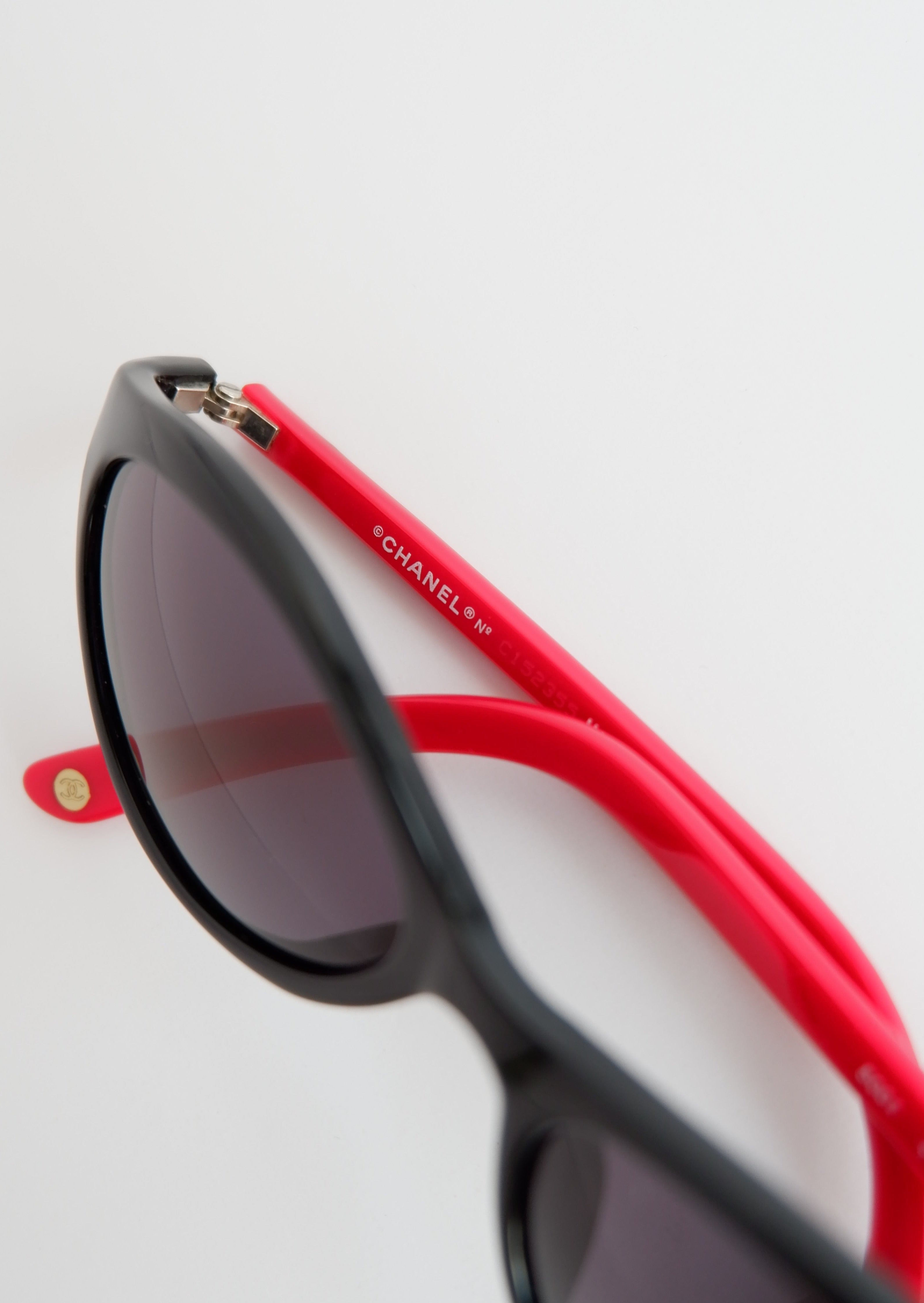 Authentiques lunettes de soleil vintage Chanel Mini œil de chat noires/rouges d'occasion
