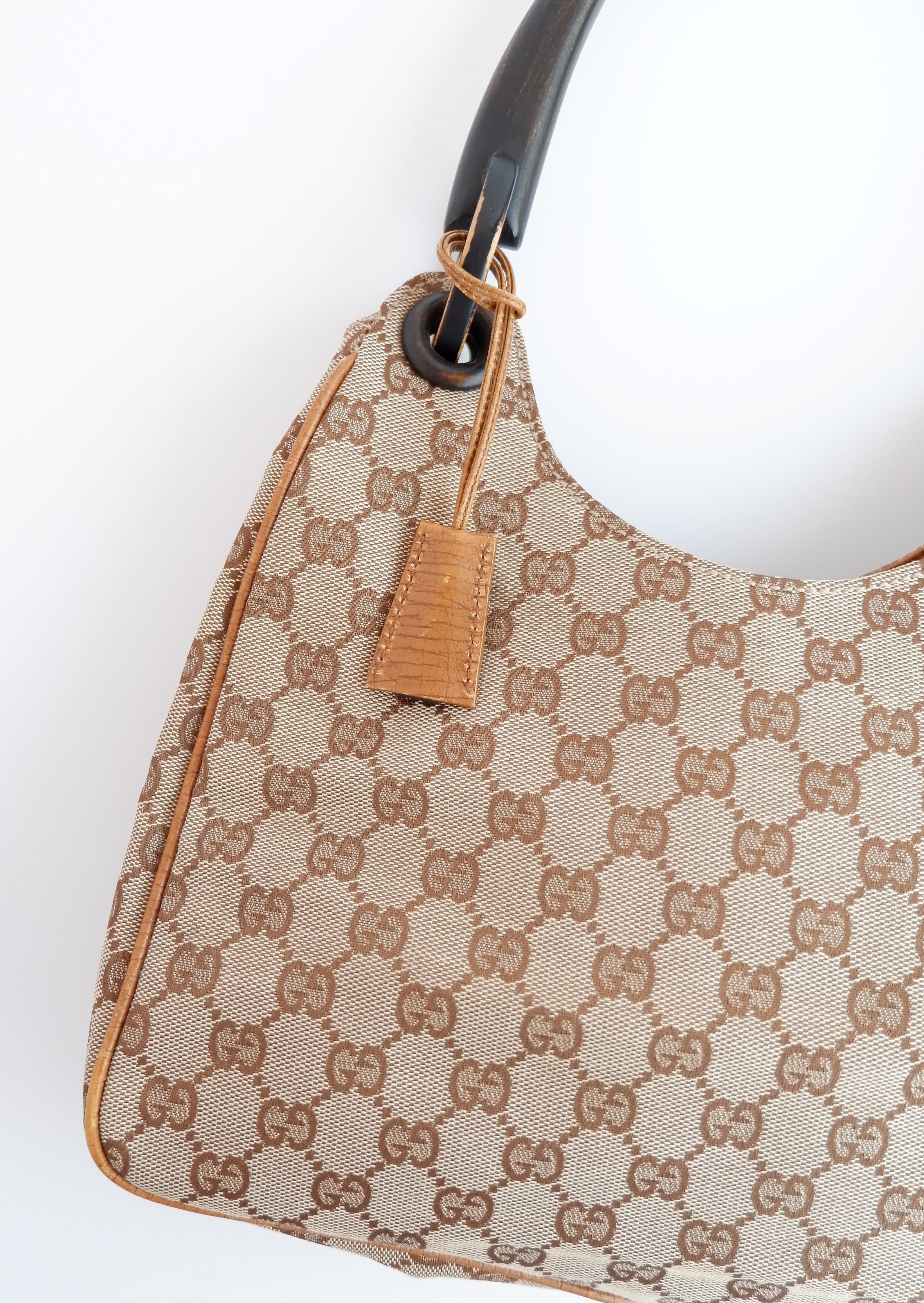 Authentique Sac à bandoulière Gucci d'occasion en toile GG avec poignée en bois
