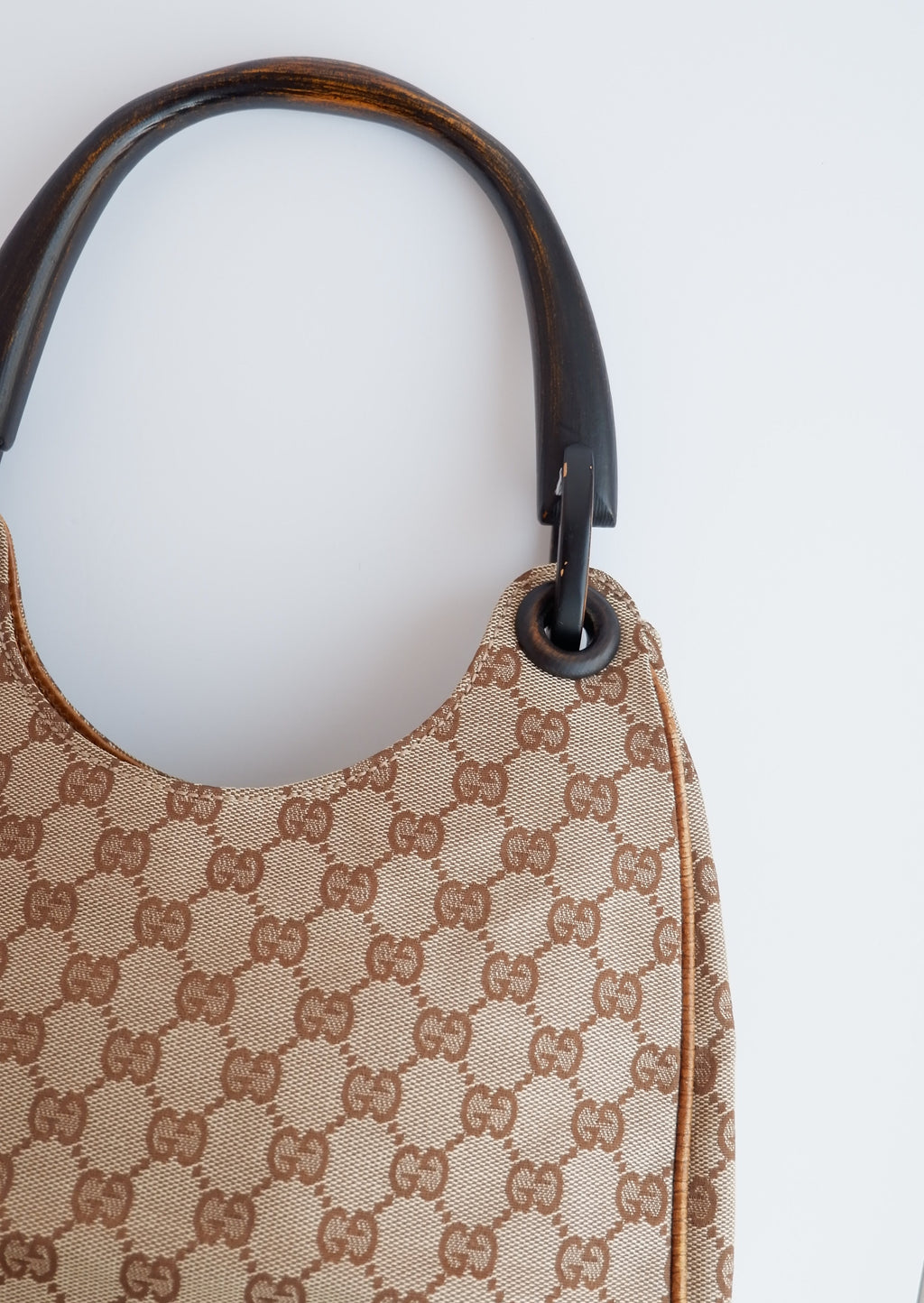 Authentique Sac à bandoulière Gucci d'occasion en toile GG avec poignée en bois