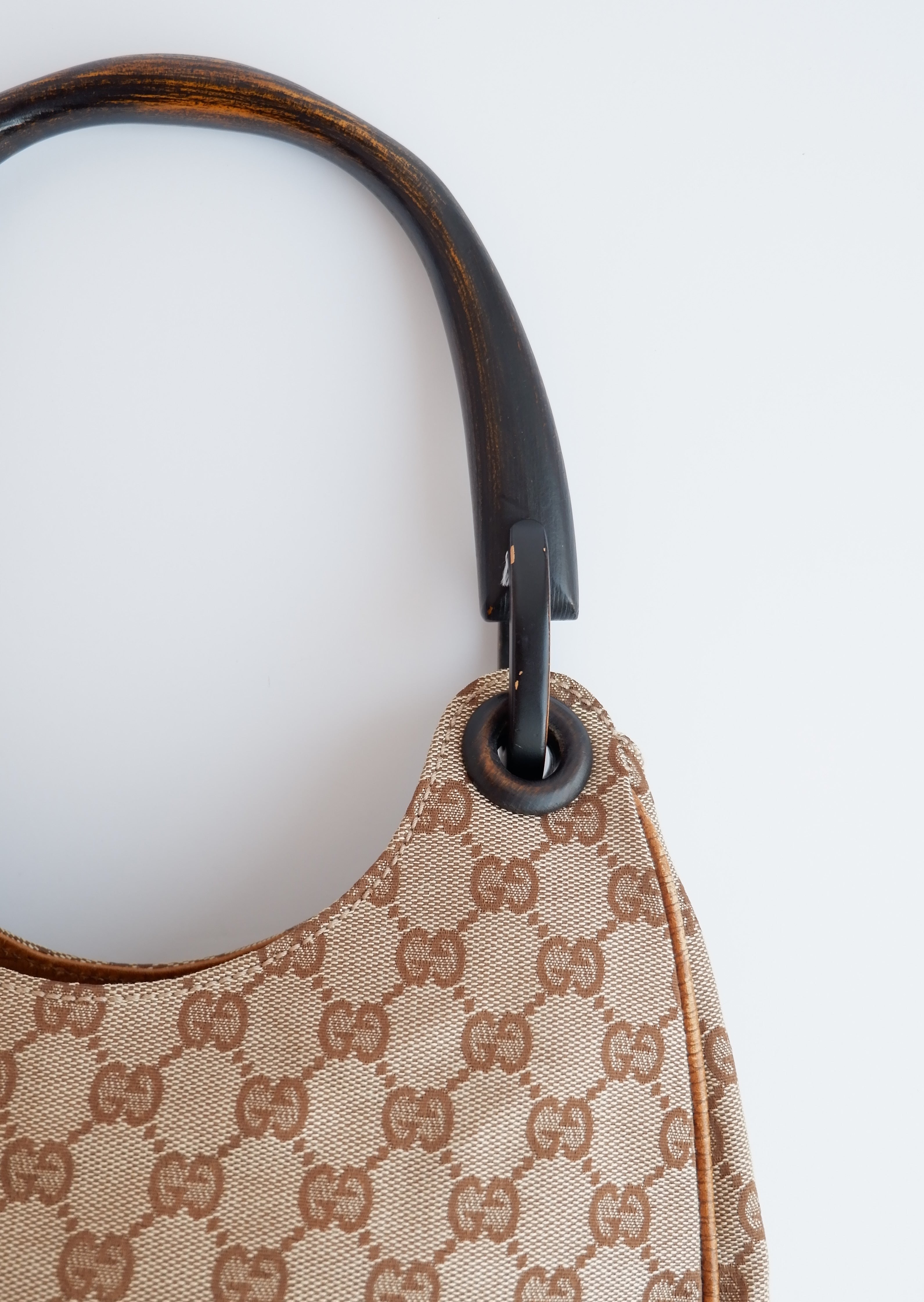 Authentique Sac à bandoulière Gucci d'occasion en toile GG avec poignée en bois