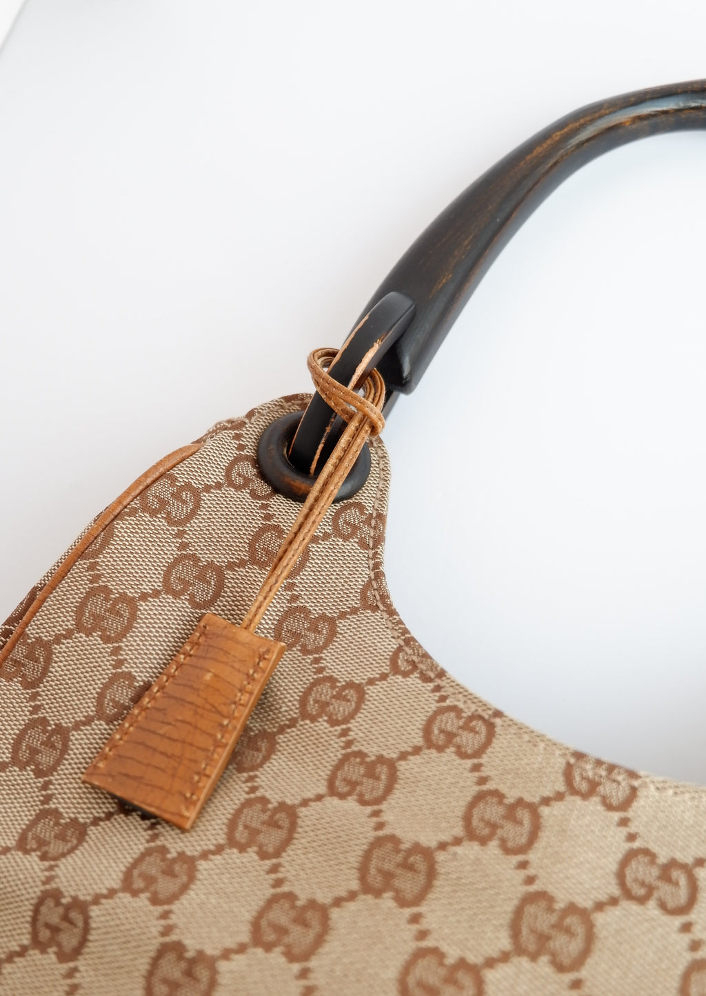 Authentique Sac à bandoulière Gucci d'occasion en toile GG avec poignée en bois