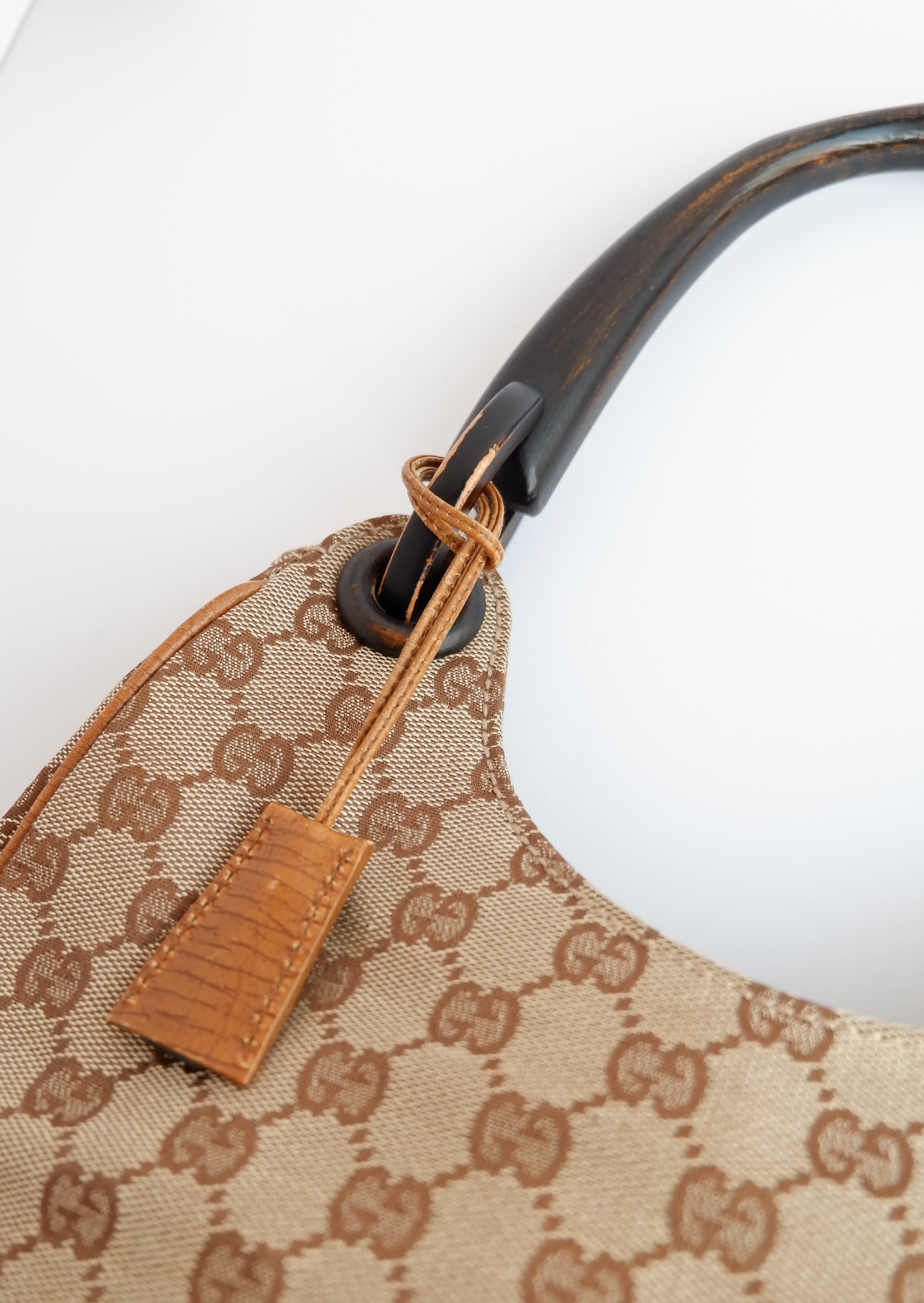 Authentique Sac à bandoulière Gucci d'occasion en toile GG avec poignée en bois