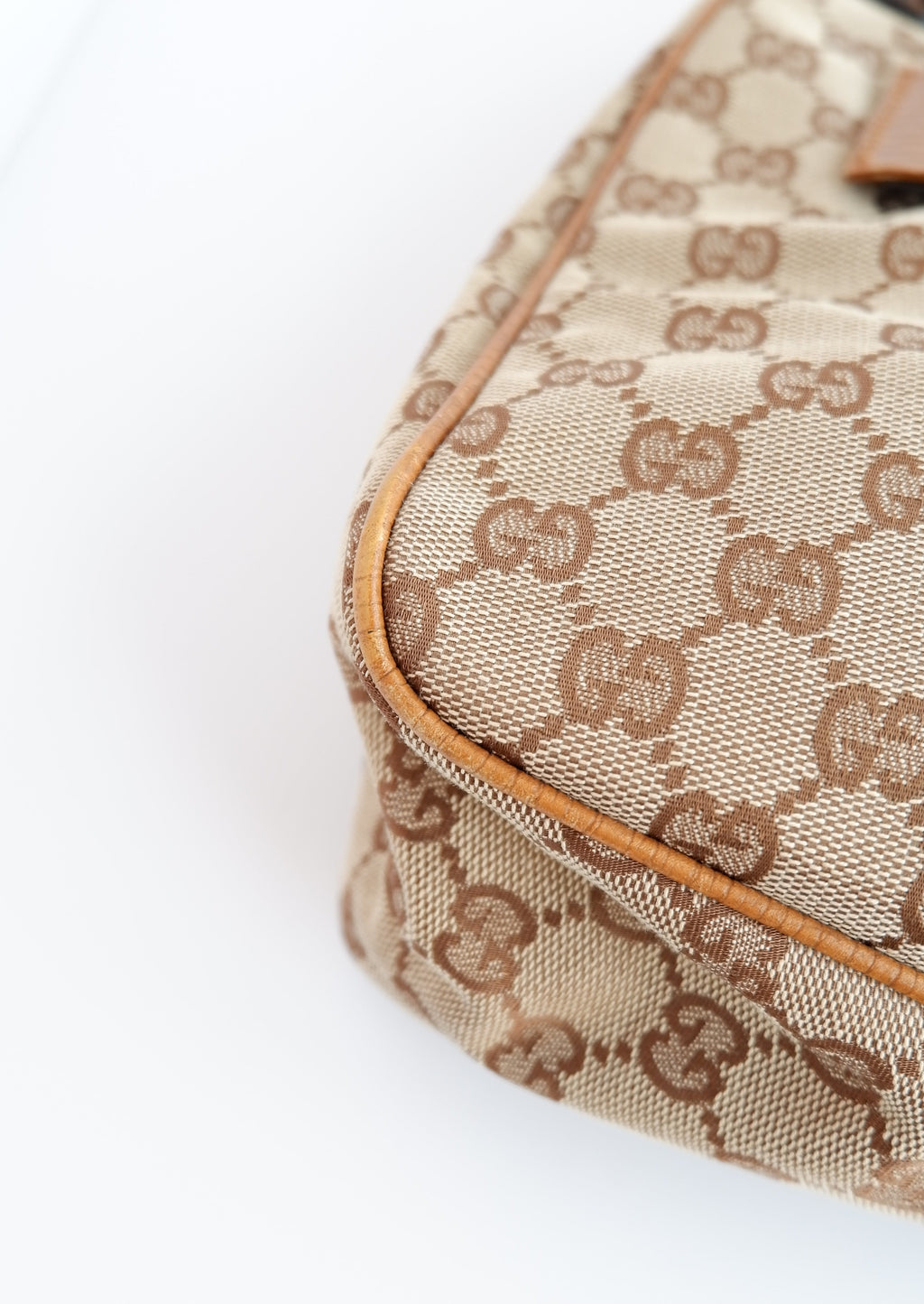Authentique Sac à bandoulière Gucci d'occasion en toile GG avec poignée en bois