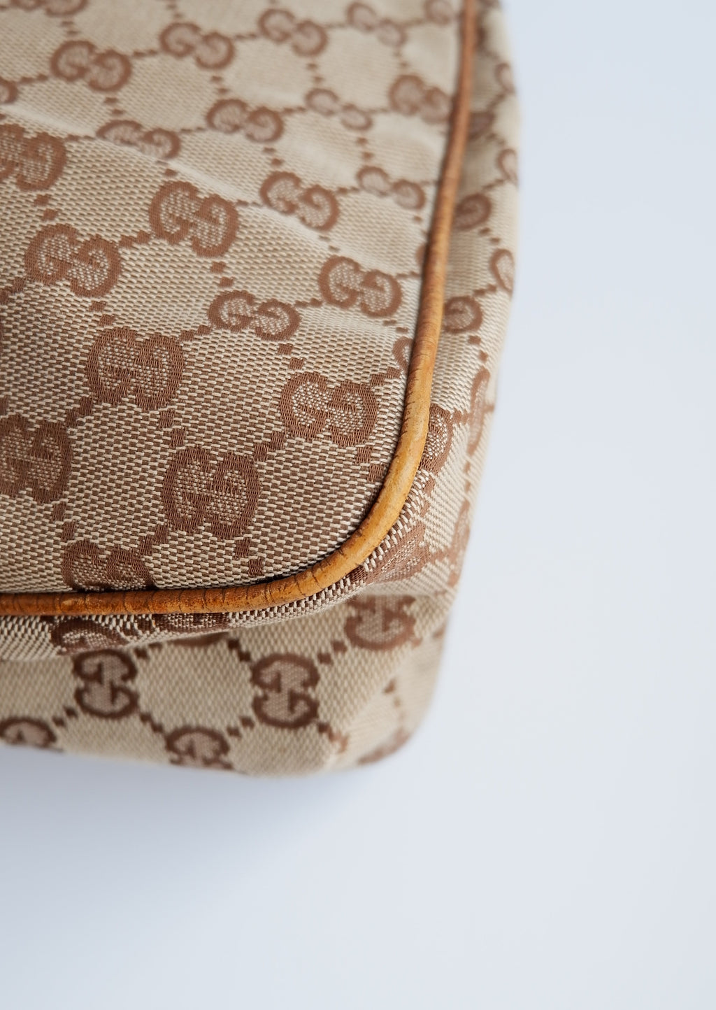 Authentique Sac à bandoulière Gucci d'occasion en toile GG avec poignée en bois