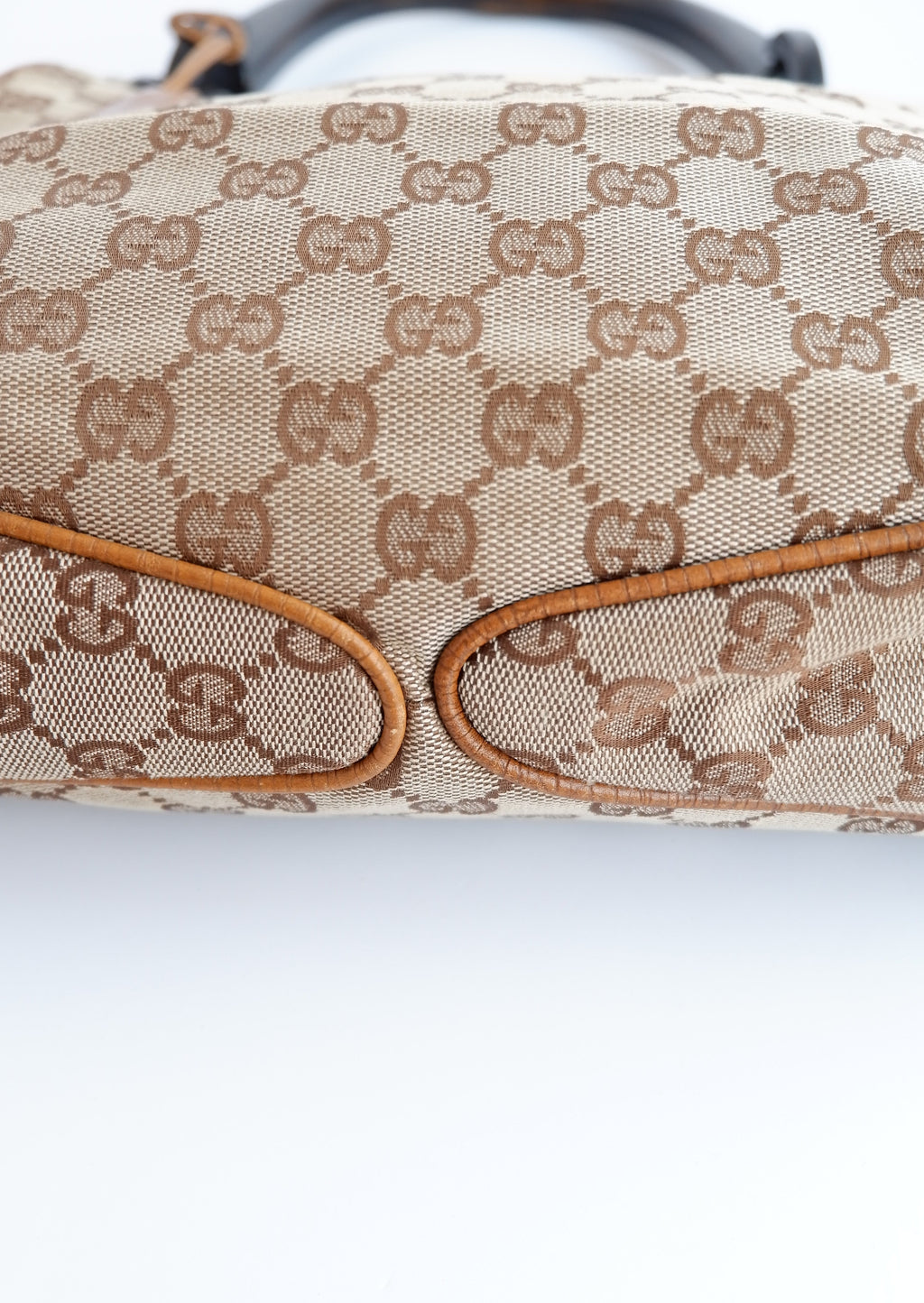 Authentique Sac à bandoulière Gucci d'occasion en toile GG avec poignée en bois