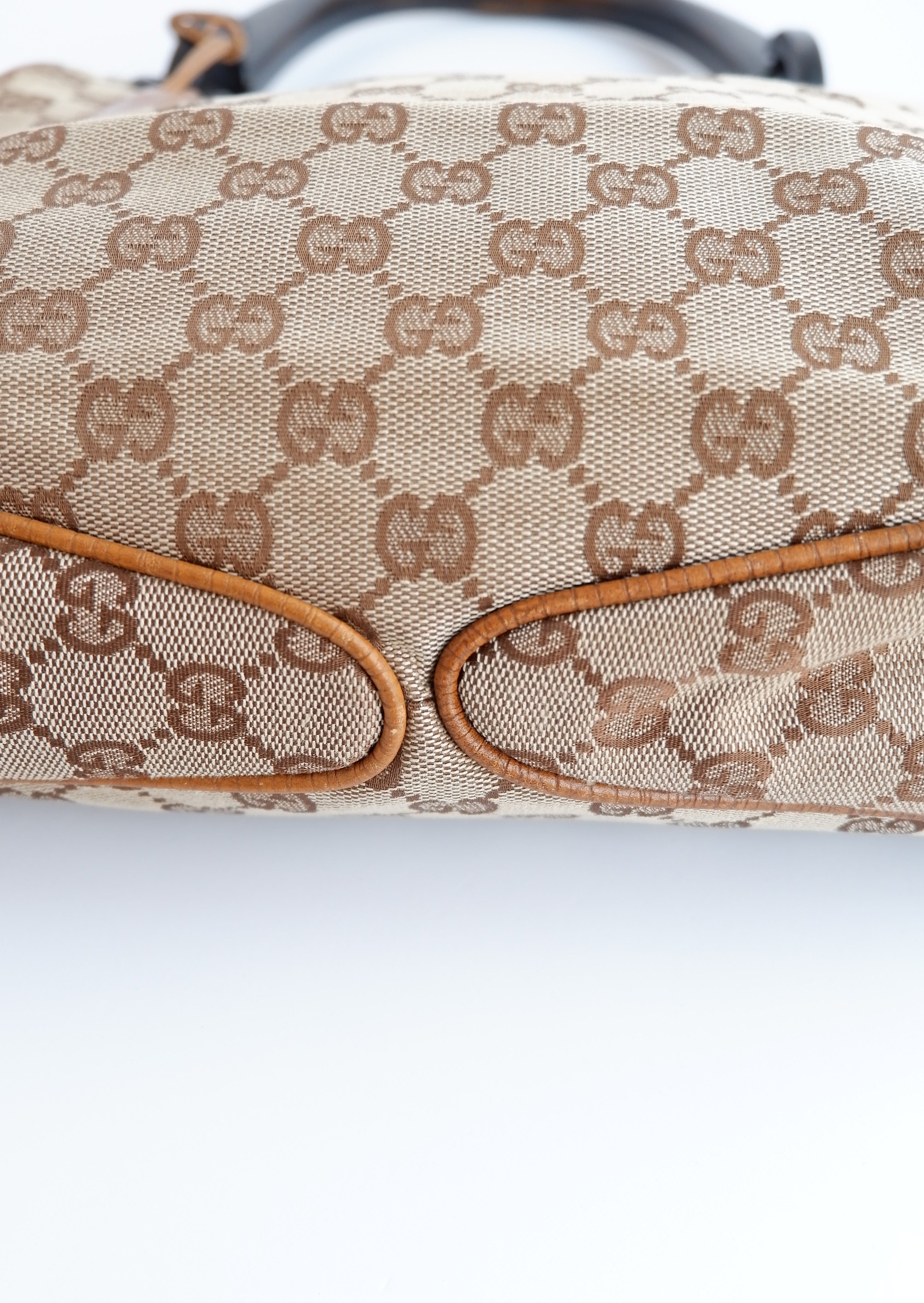 Authentique Sac à bandoulière Gucci d'occasion en toile GG avec poignée en bois