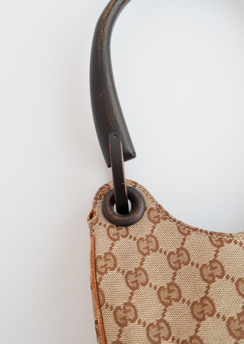 Authentique Sac à bandoulière Gucci d'occasion en toile GG avec poignée en bois