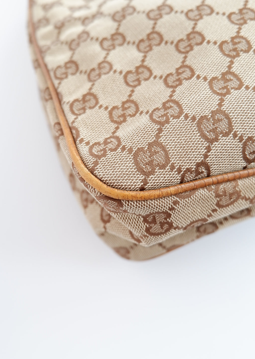 Authentique Sac à bandoulière Gucci d'occasion en toile GG avec poignée en bois