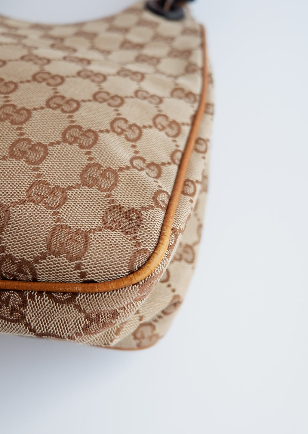 Authentique Sac à bandoulière Gucci d'occasion en toile GG avec poignée en bois