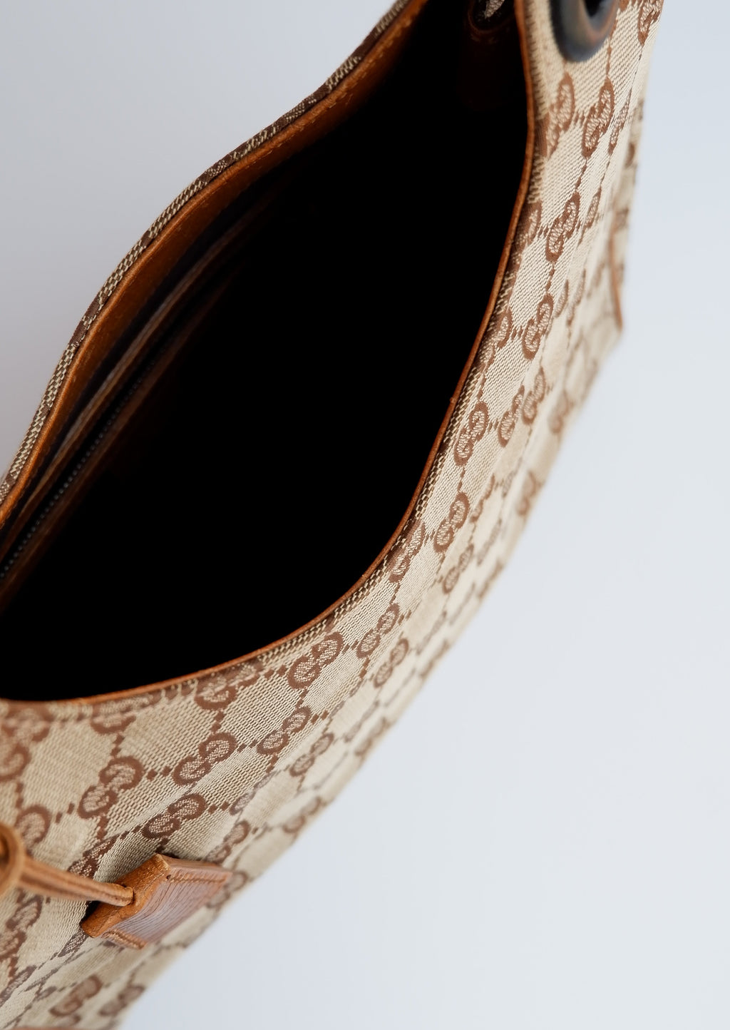 Authentique Sac à bandoulière Gucci d'occasion en toile GG avec poignée en bois