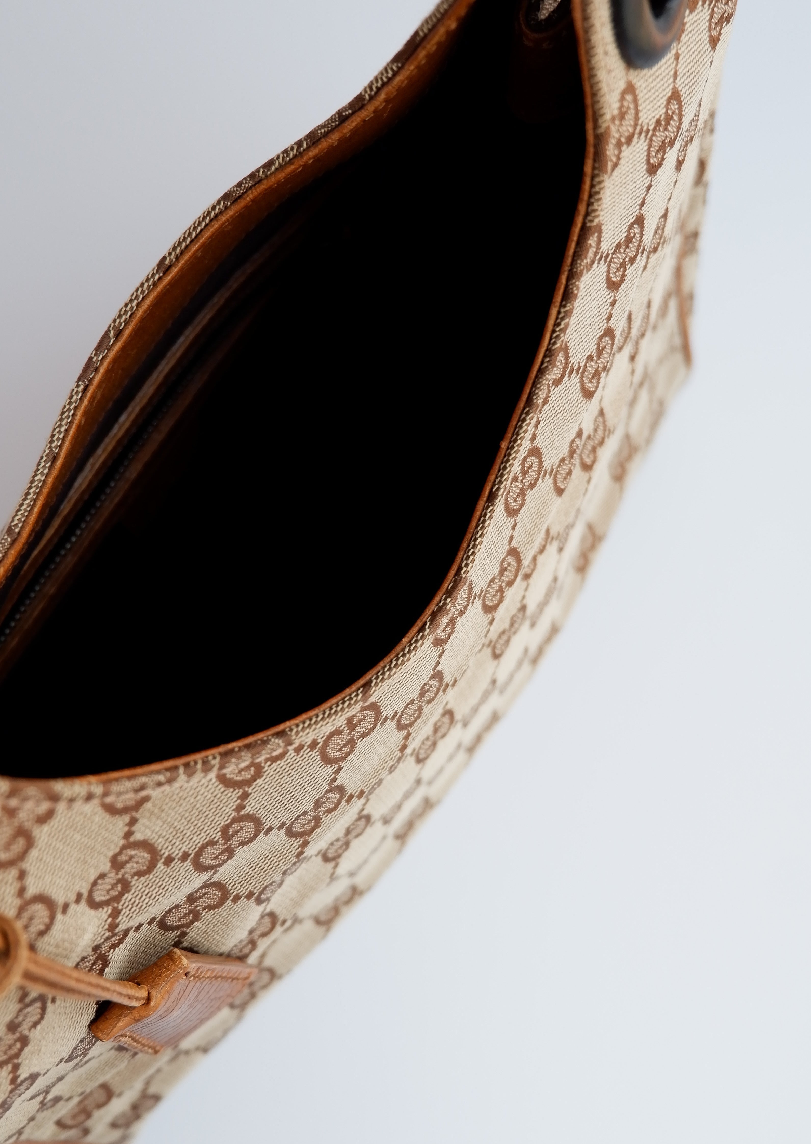 Authentique Sac à bandoulière Gucci d'occasion en toile GG avec poignée en bois