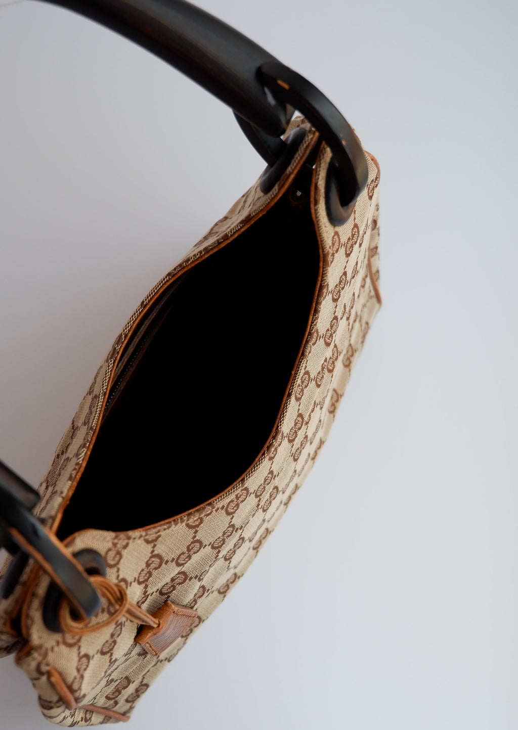 Authentique Sac à bandoulière Gucci d'occasion en toile GG avec poignée en bois