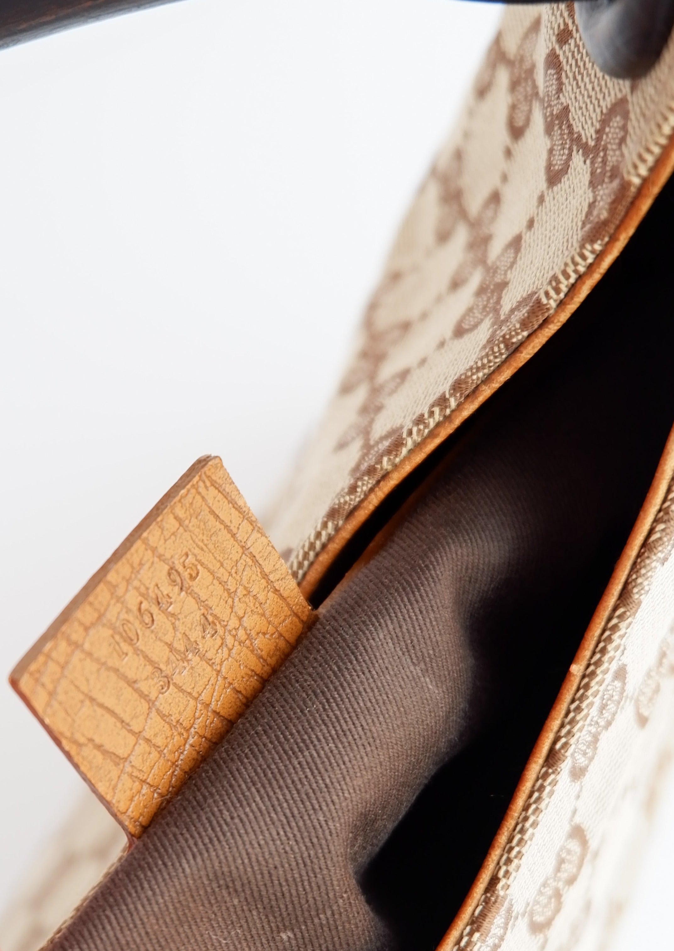 Authentique Sac à bandoulière Gucci d'occasion en toile GG avec poignée en bois