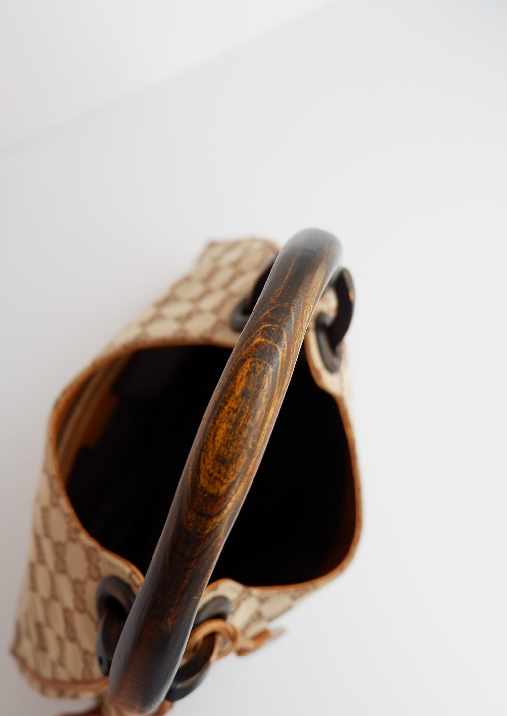 Authentique Sac à bandoulière Gucci d'occasion en toile GG avec poignée en bois