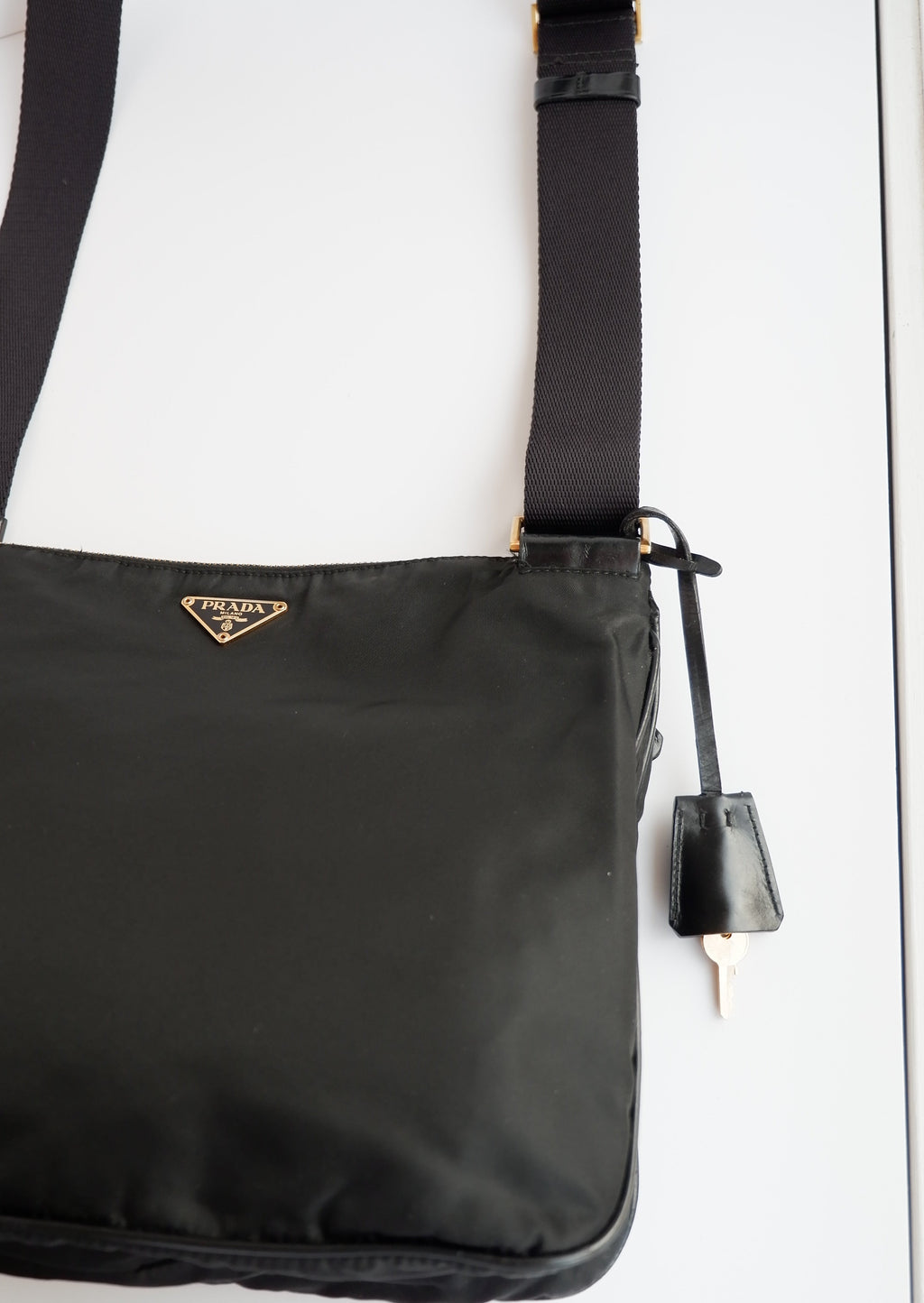 Authentique sac à bandoulière en nylon noir Prada d'occasion