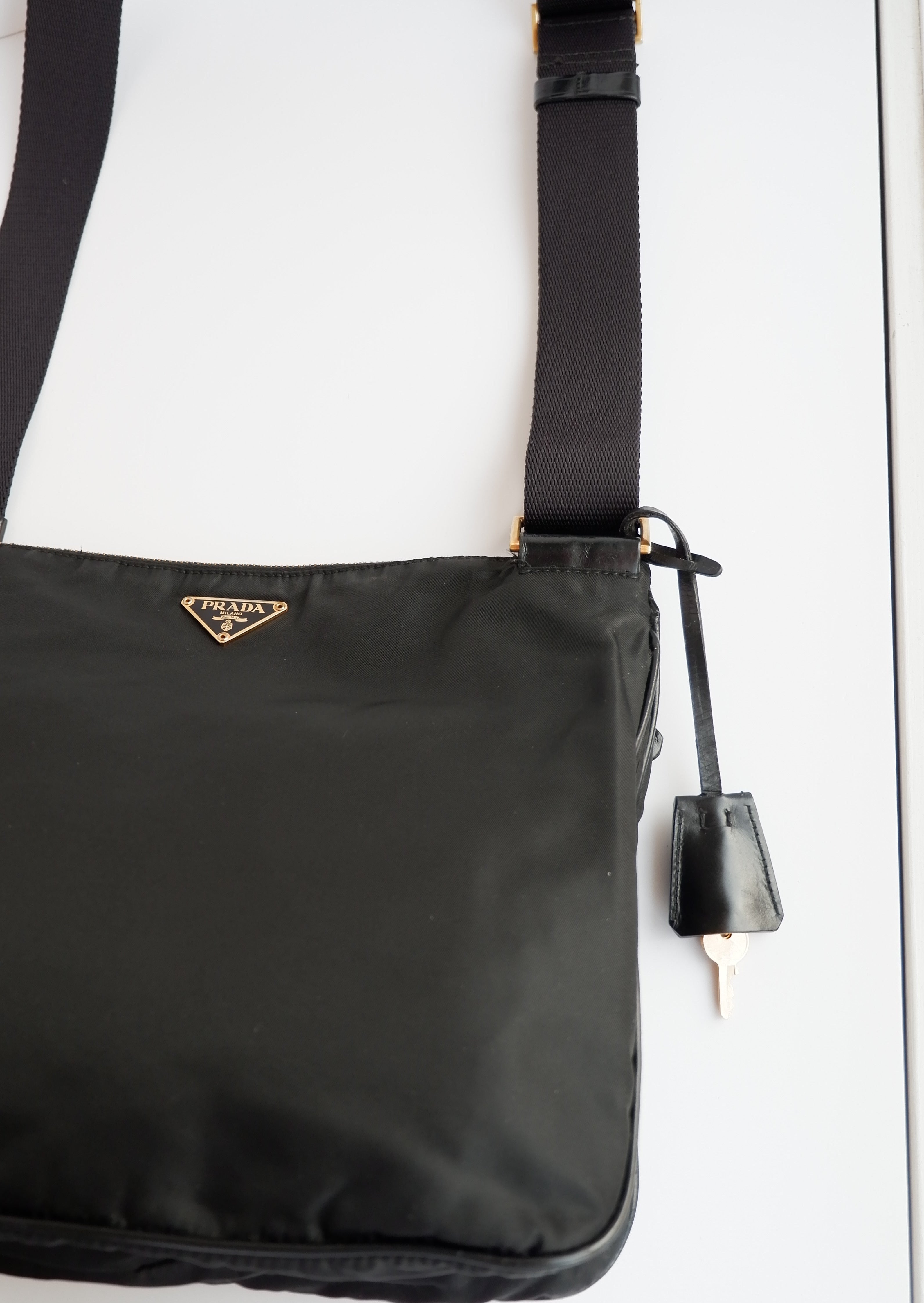 Authentique sac à bandoulière en nylon noir Prada d'occasion