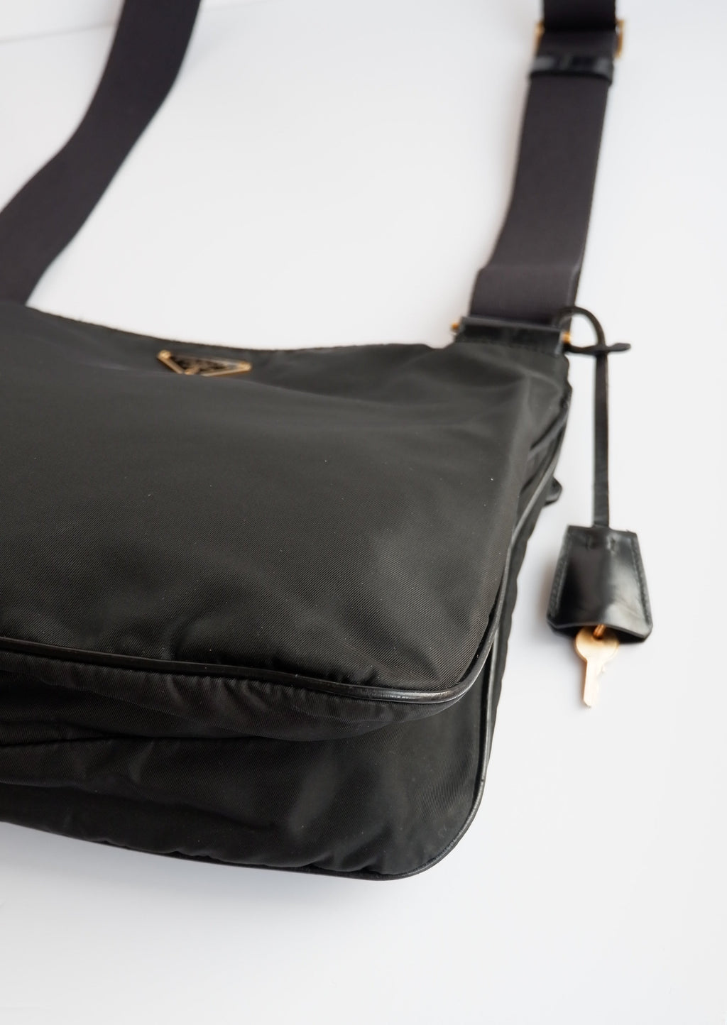 Authentique sac à bandoulière en nylon noir Prada d'occasion