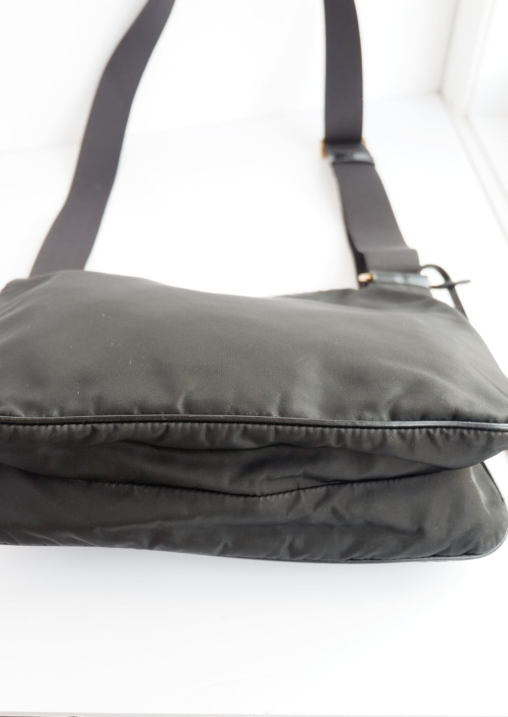 Authentique sac à bandoulière en nylon noir Prada d'occasion