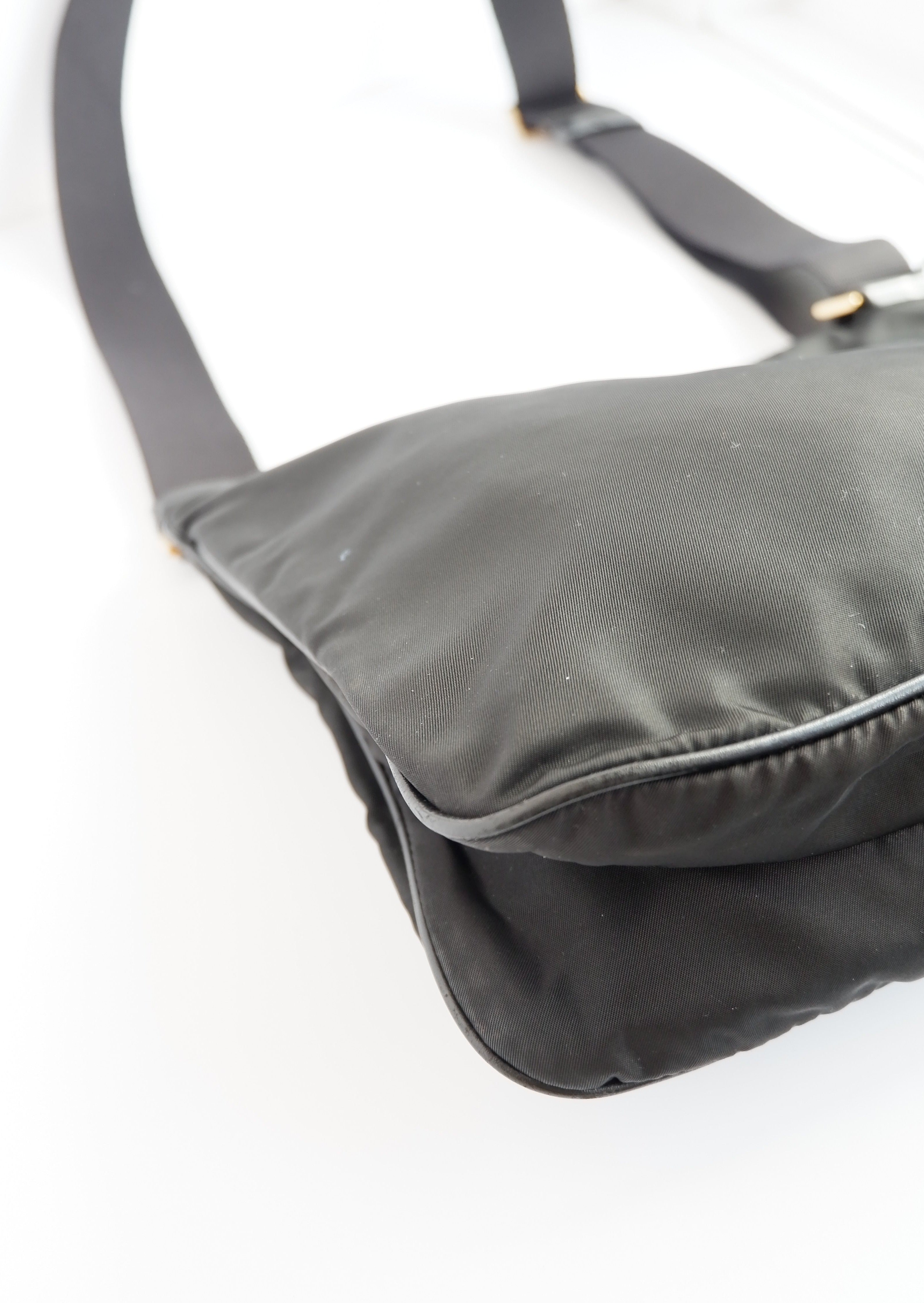 Authentique sac à bandoulière en nylon noir Prada d'occasion